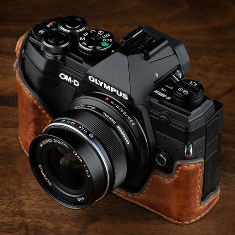 KAZA、オリンパスOM-D E-M5 Mark III用のレザーケース - デジカメ Watch