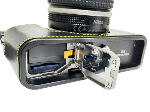 ユーエヌ、黄色いステッチの「ニコン Z fc」用本革ケース。1.3万円