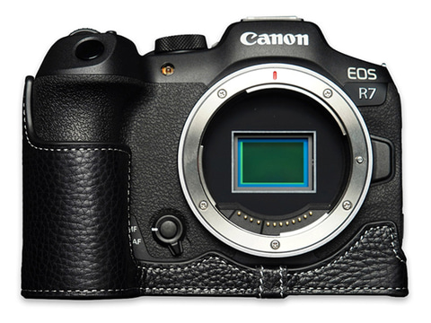 EOS R7」「X-H2S」用のハーフレザーケース。ブラックとダークブラウン