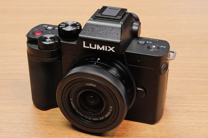 パナソニック、EVFを強化したマイクロフォーサーズ機「LUMIX G100D