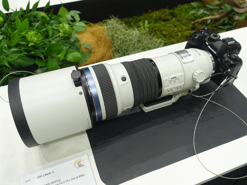 CP+2024】最新の超望遠ズームレンズが並ぶOM SYSTEMブース…OM-1 Mark