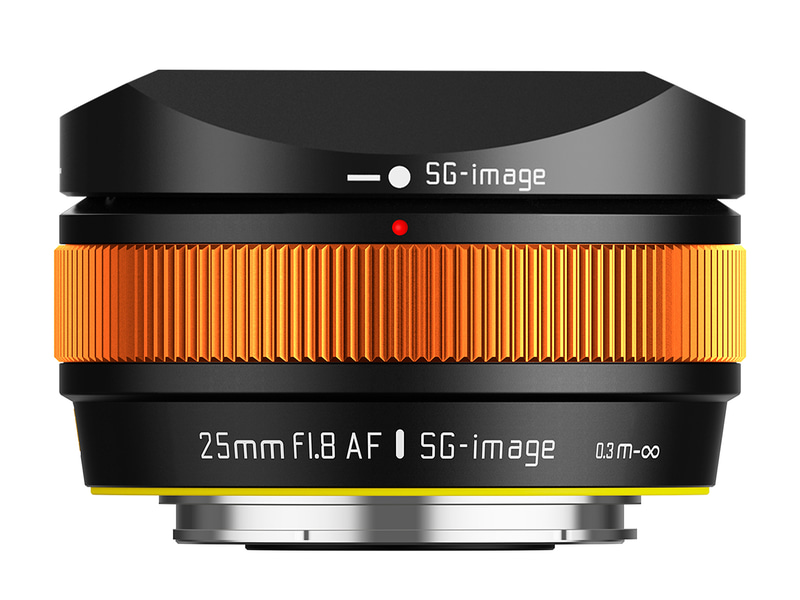 レッド、オレンジなどフォーカスリングの色が選べる広角単焦点レンズ