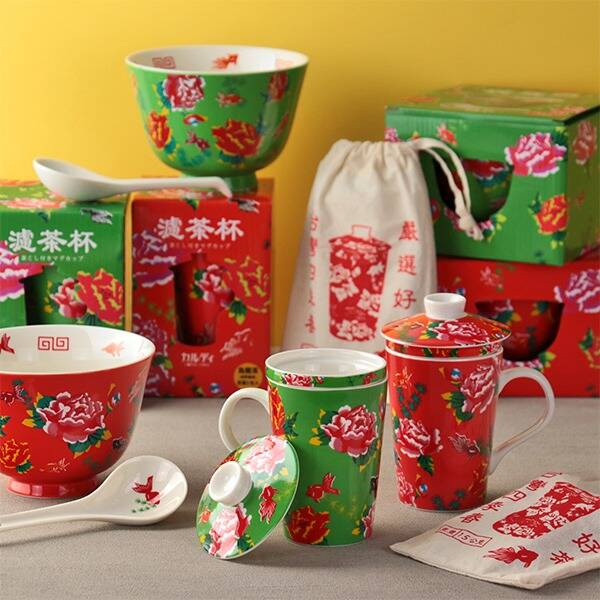 カルディ、台湾レトロな客家柄（ハッカガラ）の「茶こし付きマグ