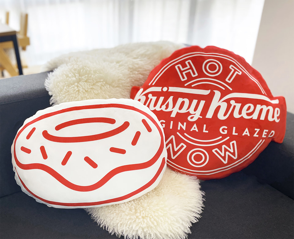 クリスピー・クリーム・ドーナツ“もちもちクッション”発売。ロゴ