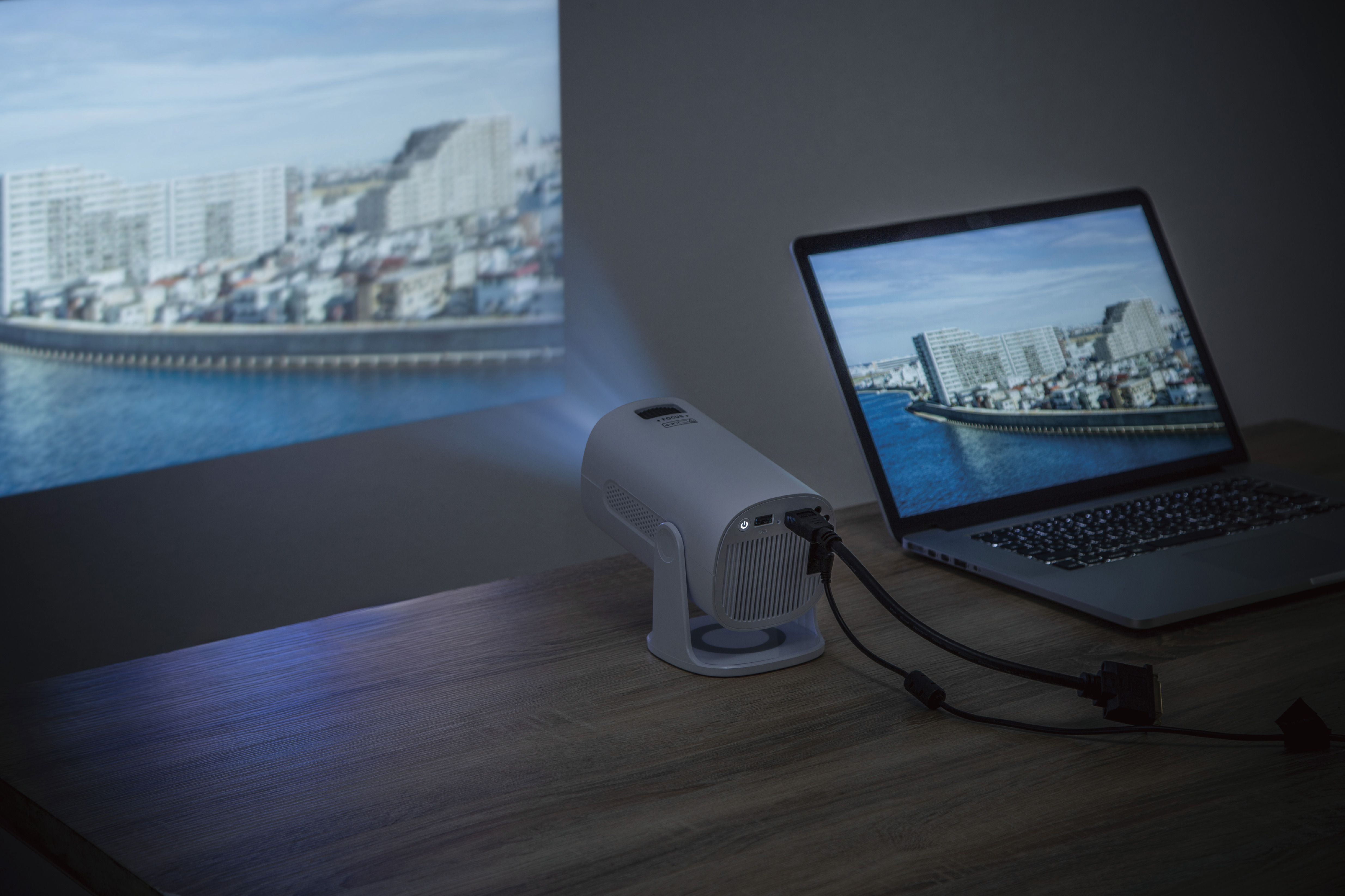 手軽に大画面が楽しめる約1万円の小型プロジェクター、ニトリと