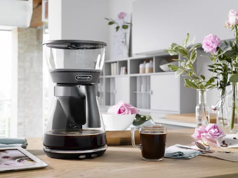 デロンギ、アイスコーヒーモードを搭載した砂時計デザインのコーヒー
