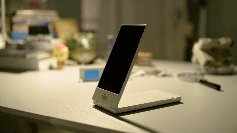 写真が立体的に表示されるポータブルAIディスプレイ「Looking Glass Go