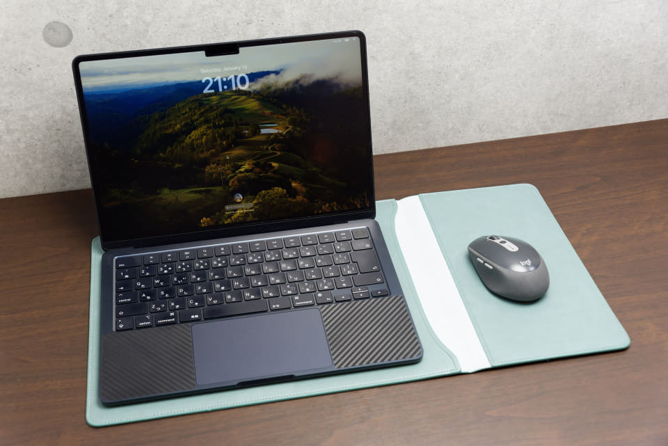 MacBookを持ち運ぶなら、マウスパッド付きケースでウッドボール