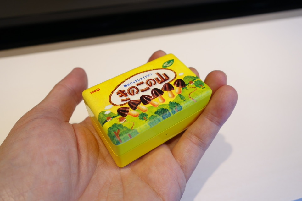 きのこの山」のワイヤレスイヤホン、数量限定で3月26日発売 - ケータイ