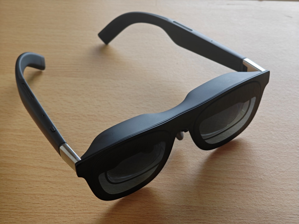 屋外でも大型ディスプレイが楽しめるスマートグラス「XREAL One」が