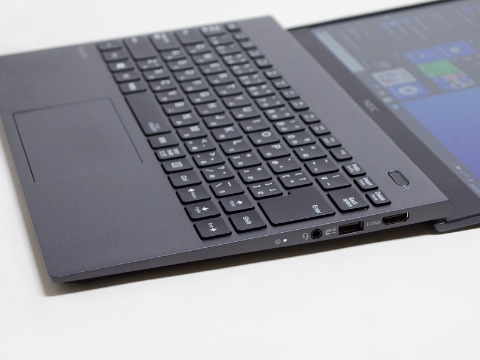 西川和久の不定期コラム】約814gのビジネス向け超軽量13.3型ノート