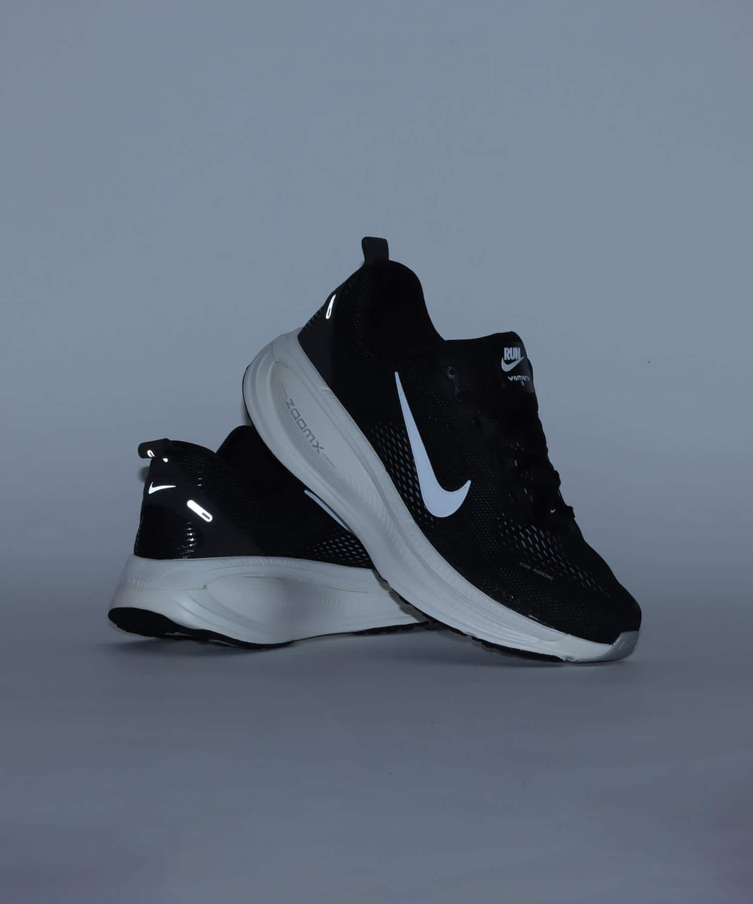NIKE VOMERO 18 BLACK/SUMMIT WHITE-COCONUT MILK（ナイキ ズーム