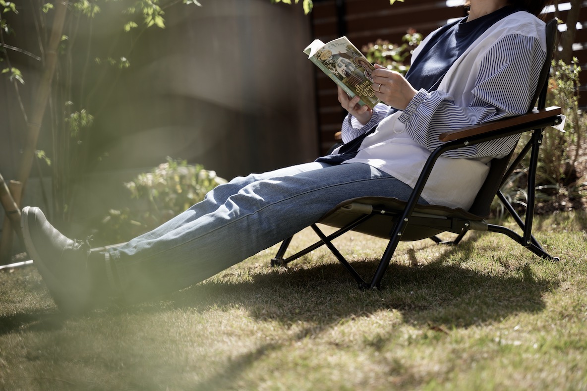 座面が低めの焚き火用チェアを買ったら、地面がオットマンになって最高