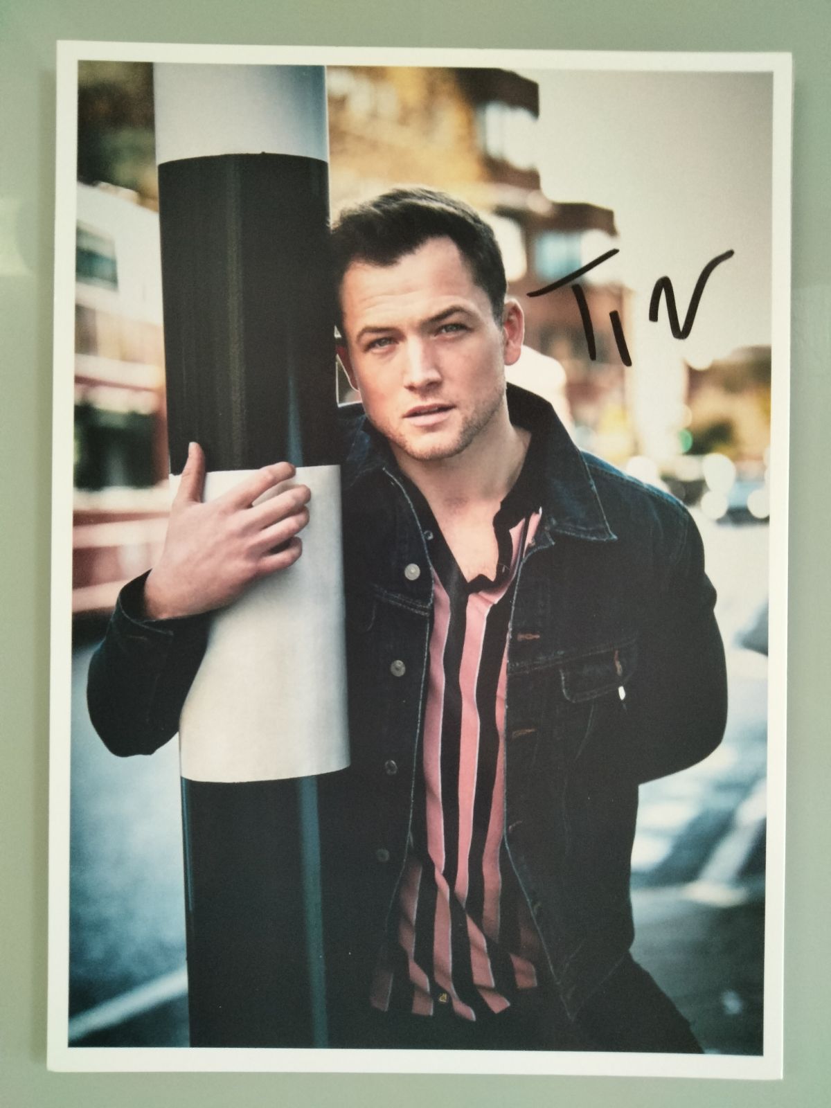 タロン・エガートン直筆サイン入り2Lサイズ写真… Taron Egerton