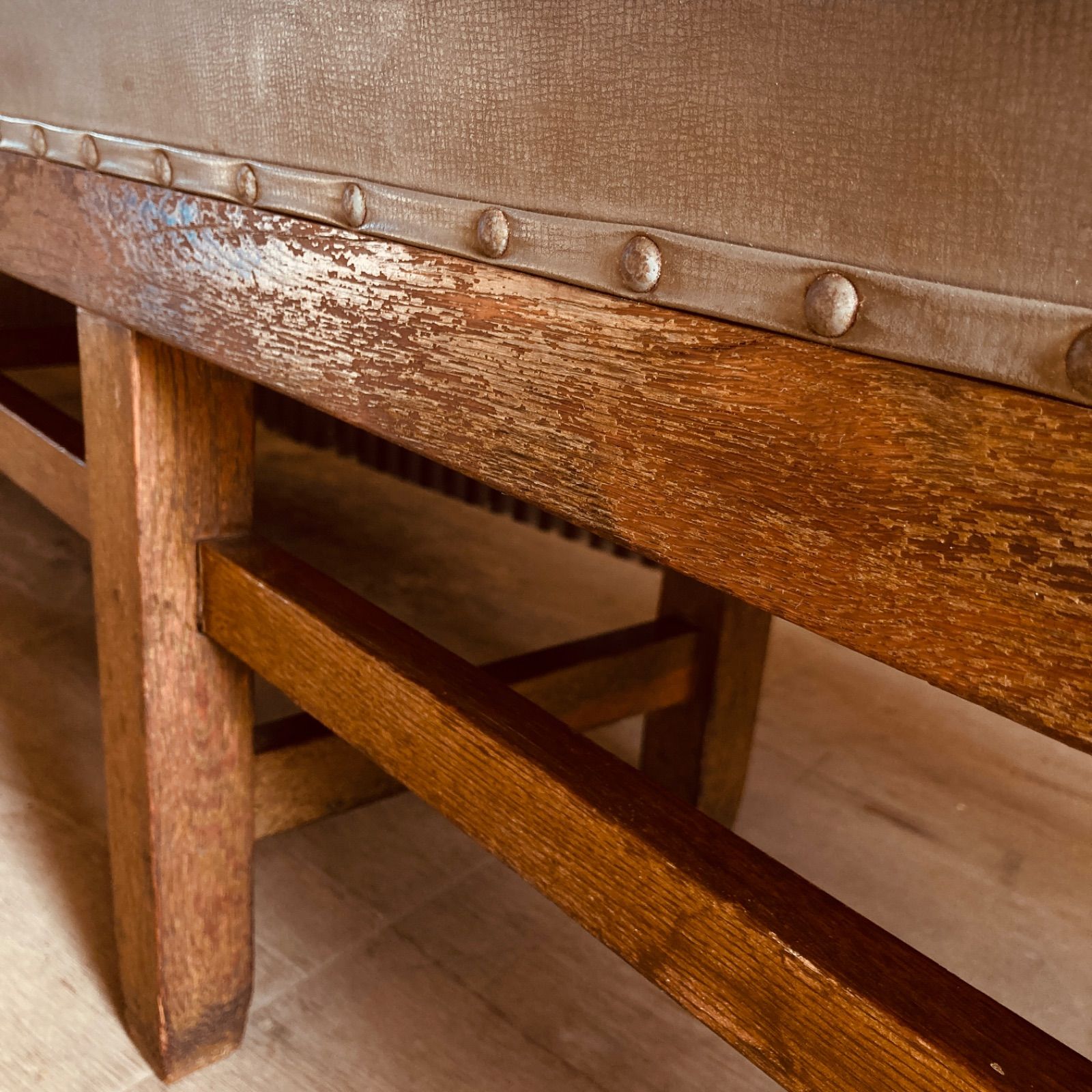 昭和レトロ ナラ材のベンチ 長イス 病院の待合室 当時のビニールレザー