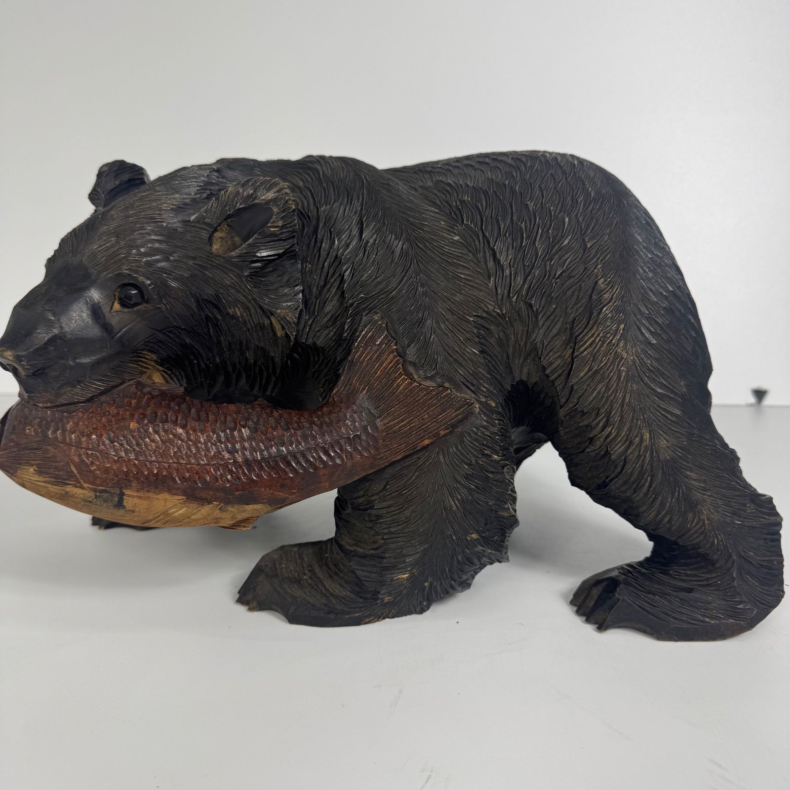北海道伝統工芸 木彫りの熊 鮭くわえ彫刻 作家銘あり 彫刻アート 置物