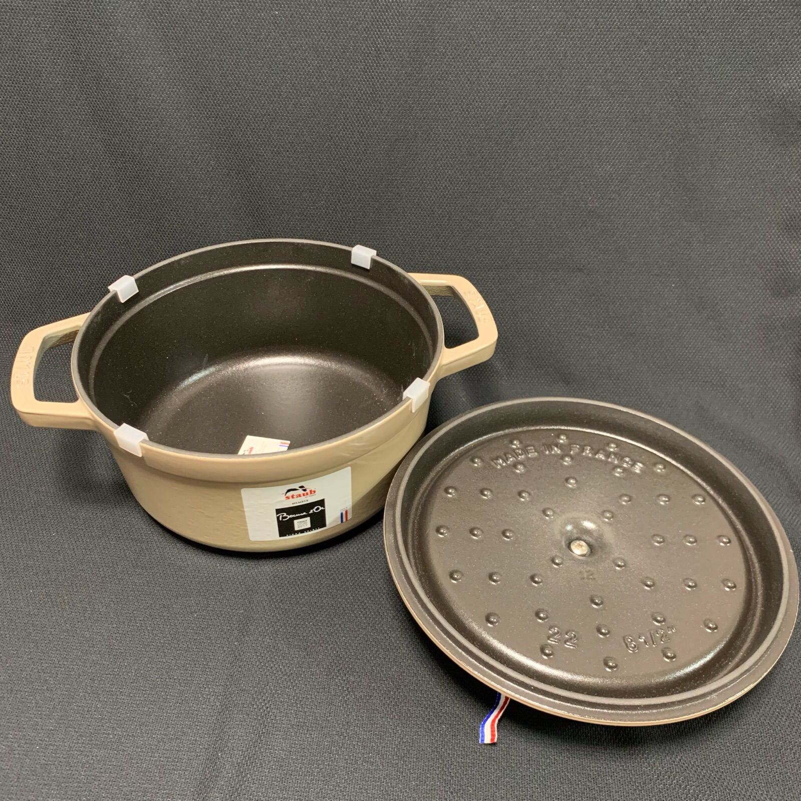 STAUB ストウブ リネン ラウンドココット 22cm - メルカリ