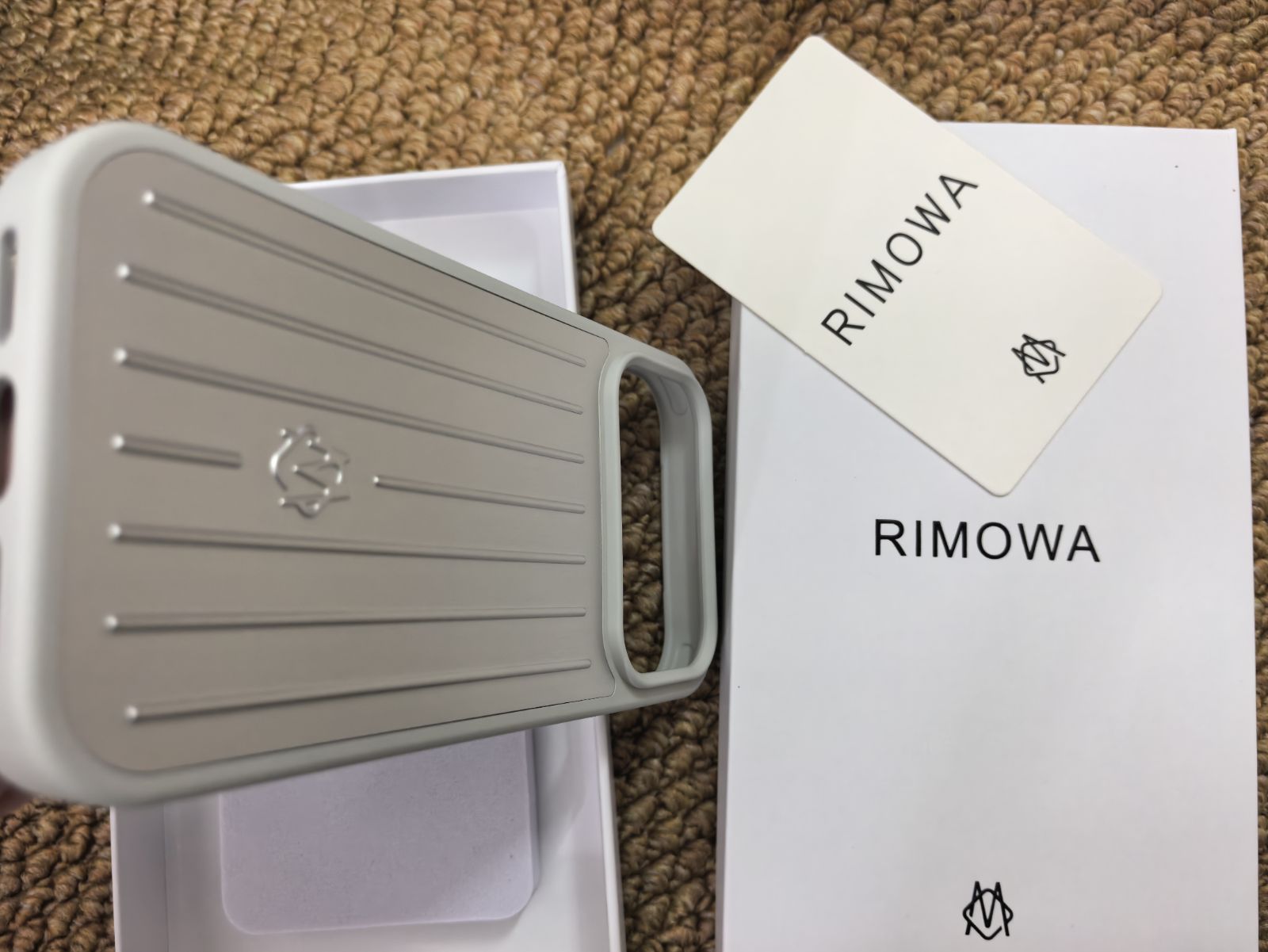 新品、未使用 RIMOWA リモワ シルバー iPhone17pro ケース - メルカリ