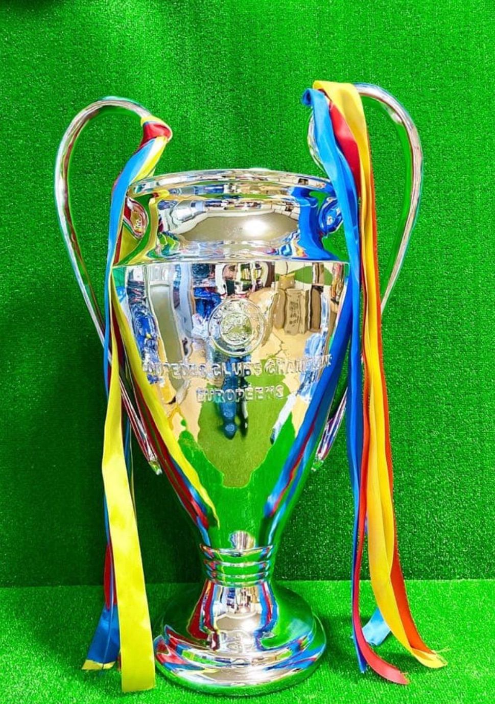 UEFAチャンピオンズリーグトロフィー、歴代優勝クラブ名刻印、リボン