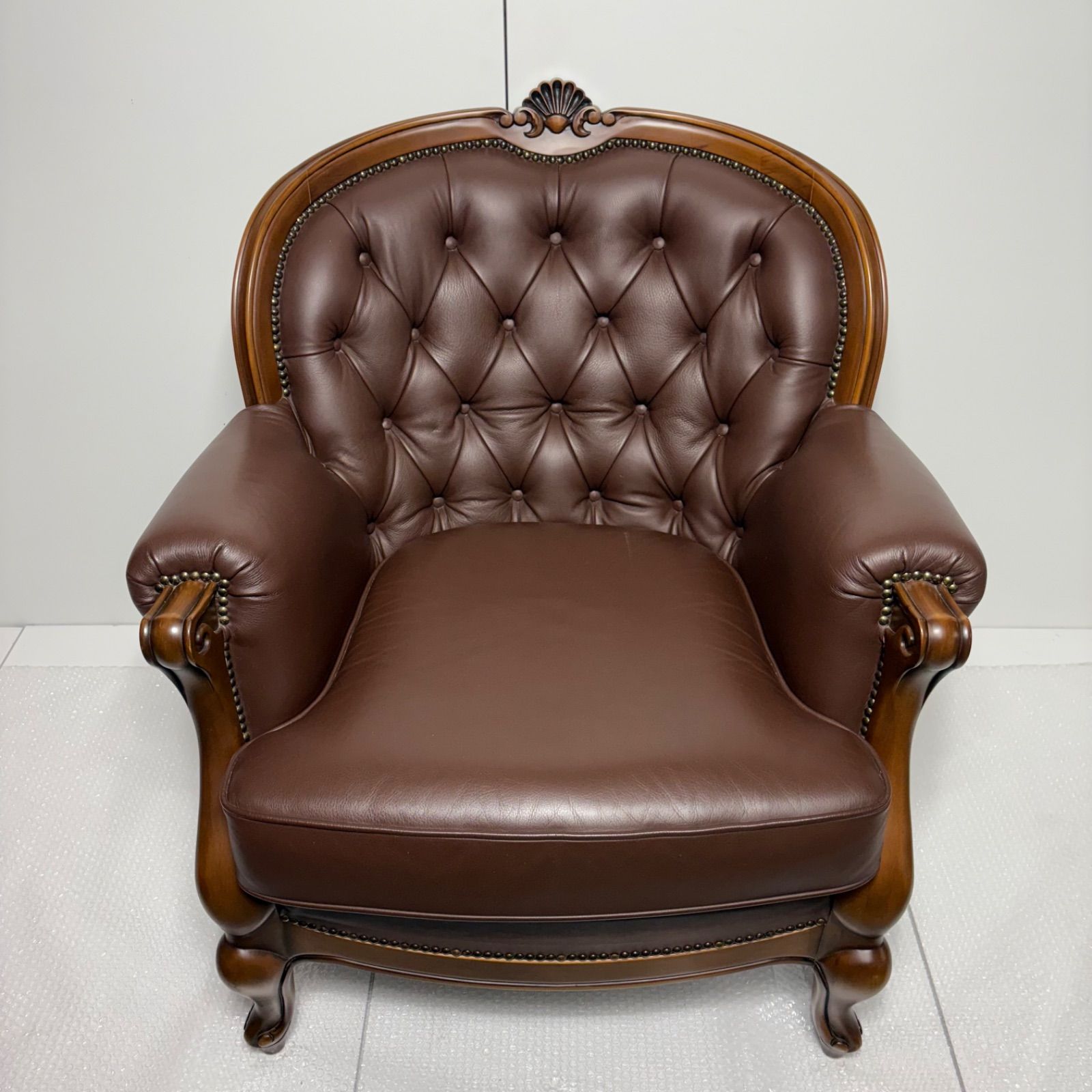 美品】カリモク ドマーニ ルイ15世 1人掛けソファ 本革 彫刻 鋲打