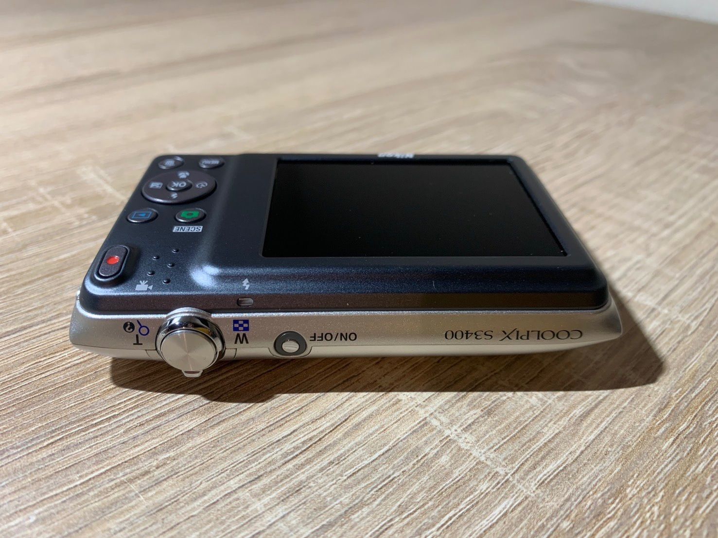 Nikon Coolpix S3400 デジタルカメラ、色はシルバー、状態良好。 Nikon