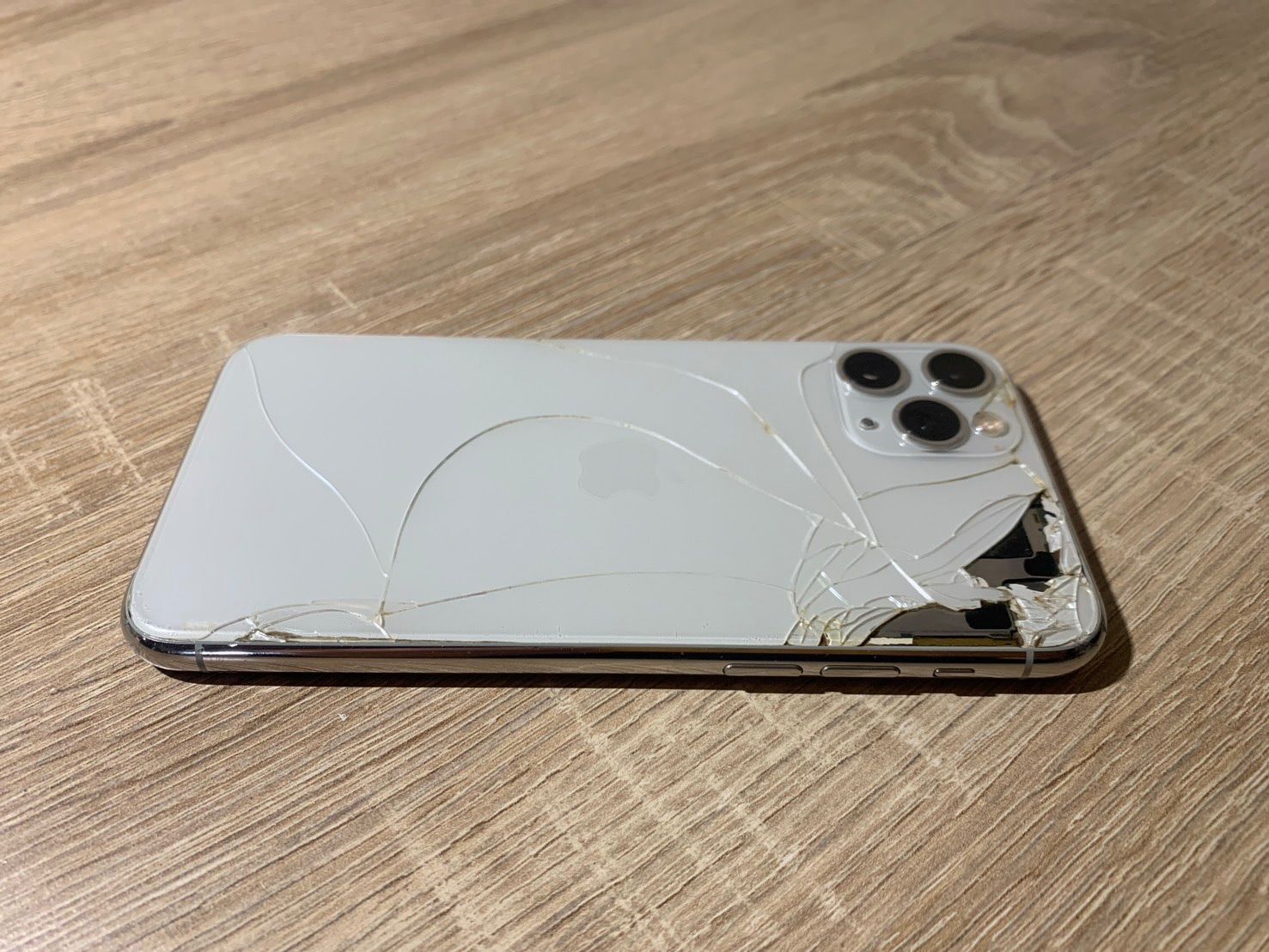 iPhone 11 Pro 256GB ホワイト ジャンク品 - メルカリ