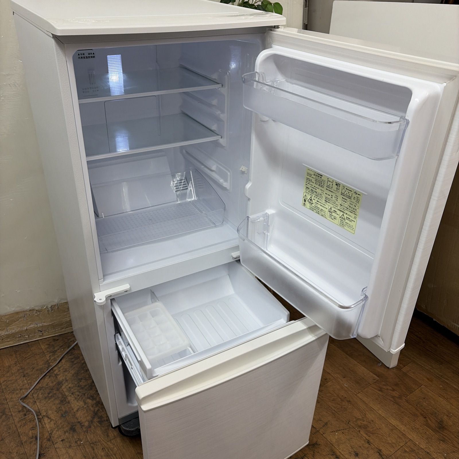 名古屋市近郊配送設置無料 】R533 ☀️ SHARP / シャープ 冷蔵庫 (137L