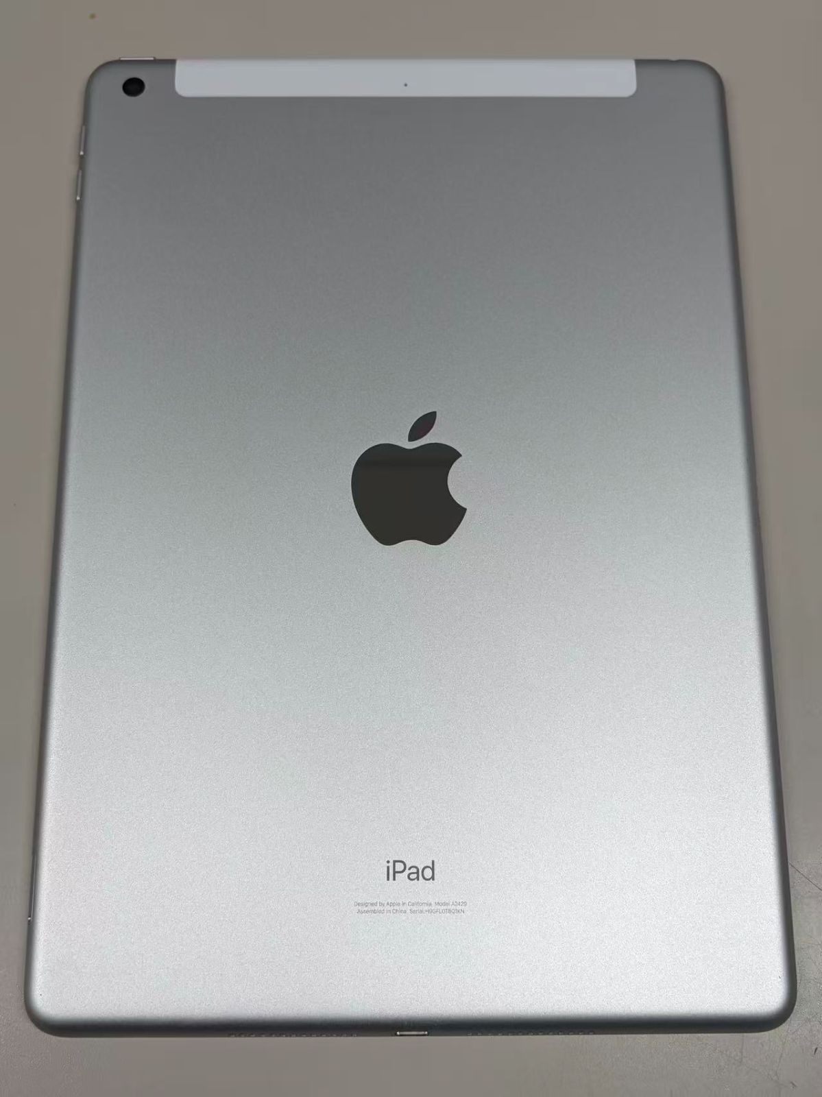 極美品 電池88% SIMフリーiPad (第8世代) 32GB シルバー 訳アリ品