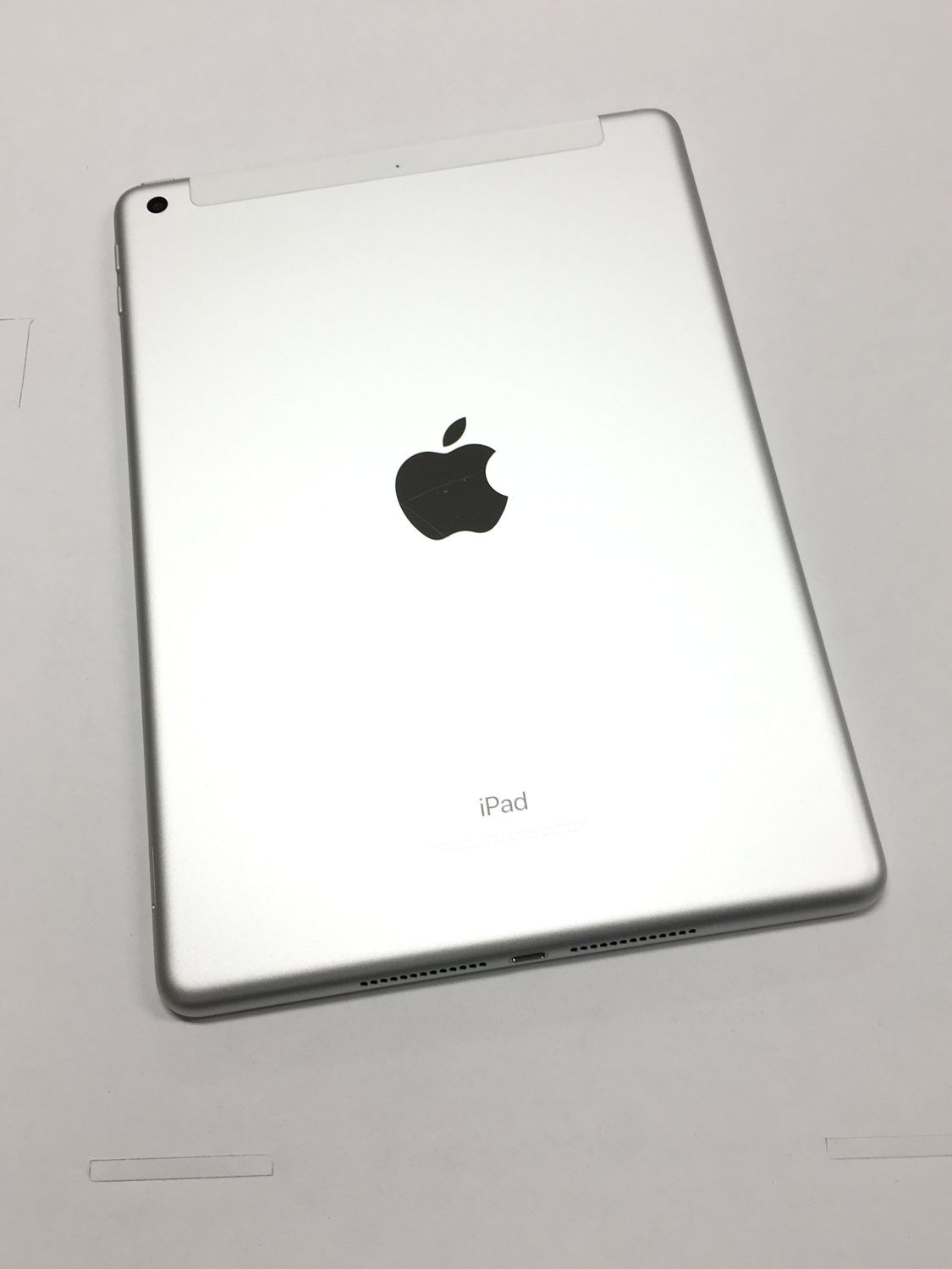 iPad 第5世代 32GB シルバー SIMフリー 美品 - メルカリ