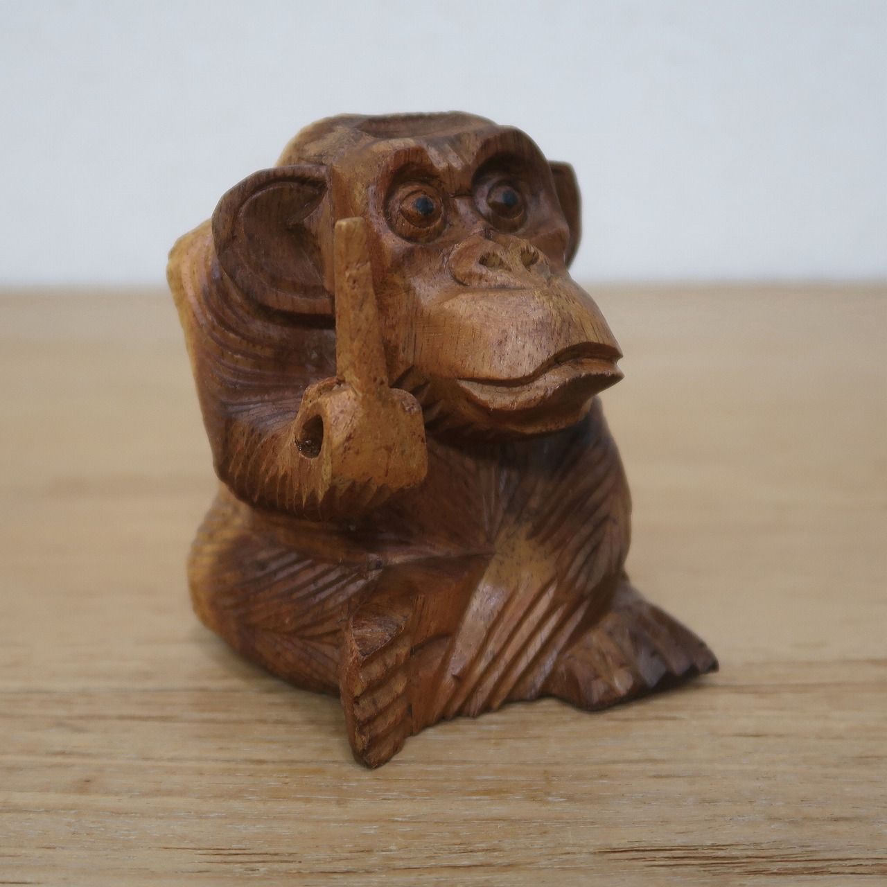 ファッキン モンキー 中指おっ立て猿の木彫り 10cm お猿の置物 おさる