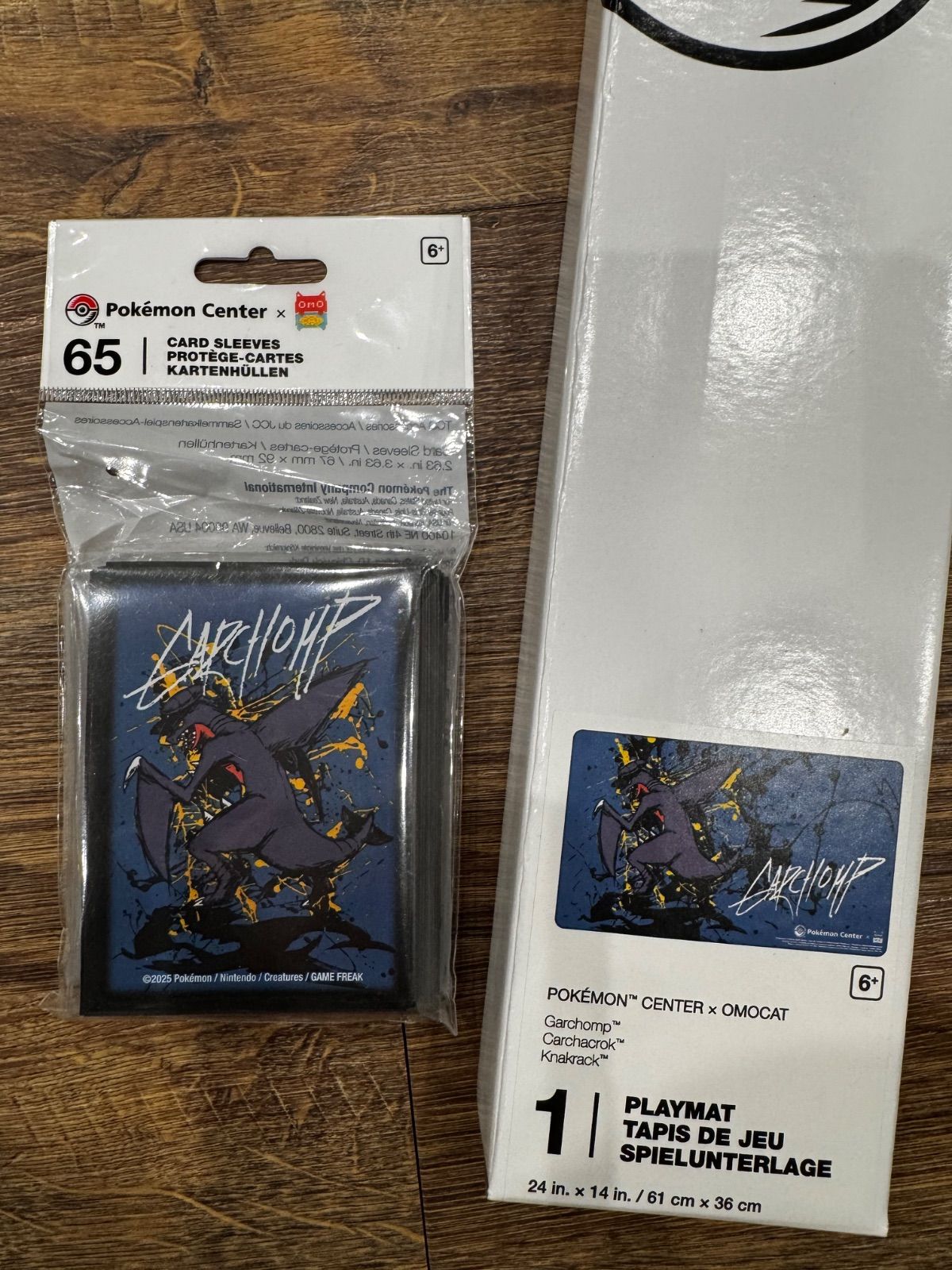 海外ポケセン限定】ガブリアス OMOCATコラボ プレイマット スリーブ