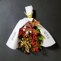 神聖な植物 日陰葛(ヒカゲノカズラ)のリース～南天とオタフクナンテン