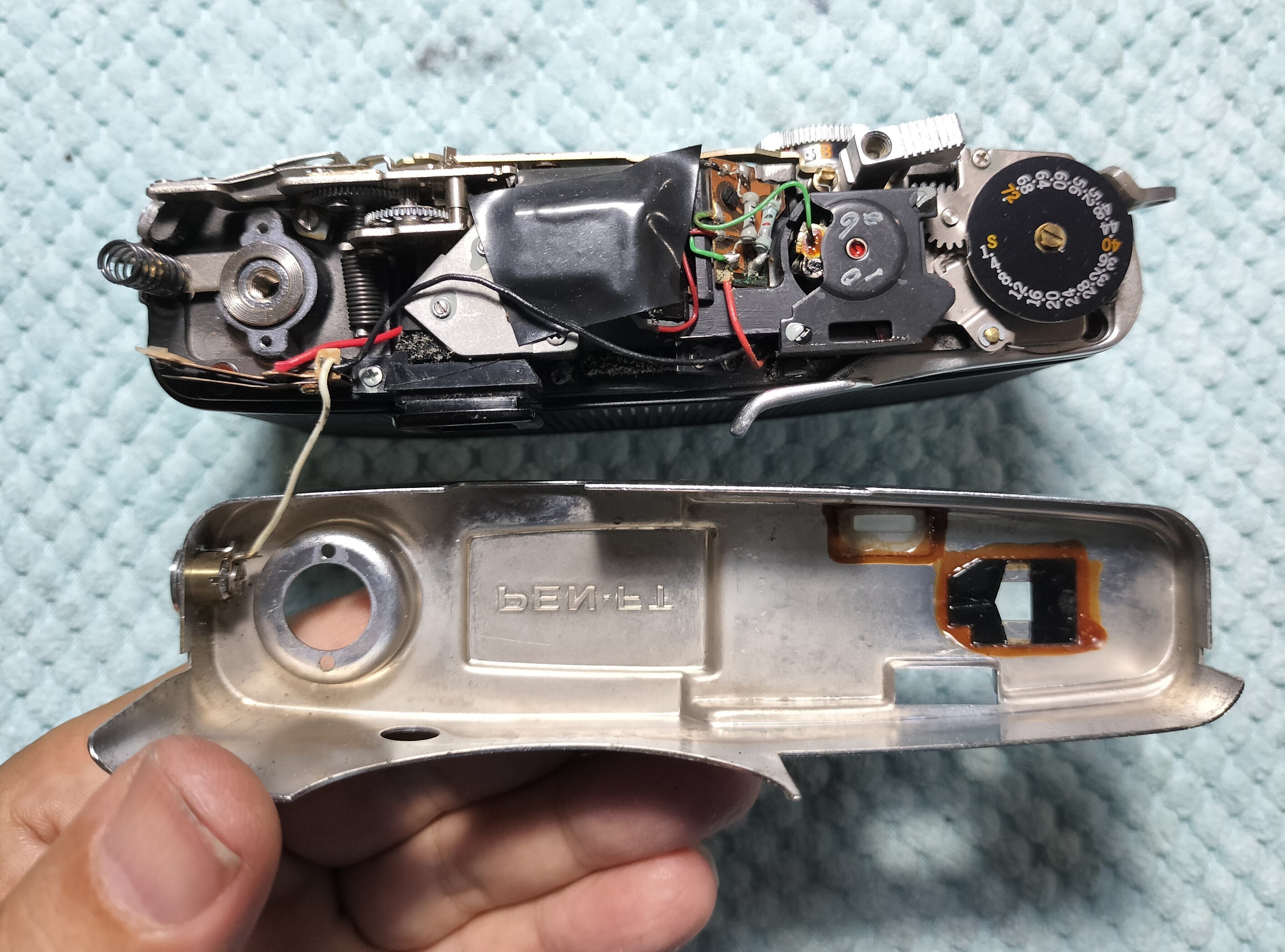 Olympus Pen FTの分解｜フィルムカメラ修理のアクアカメラ