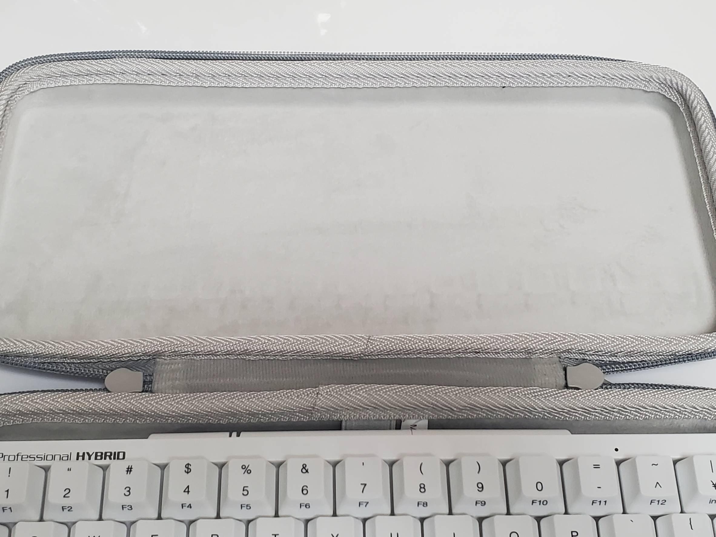 HHKBを収納できるキーボードケース。持ち運びだけでなく、普段のホコリ