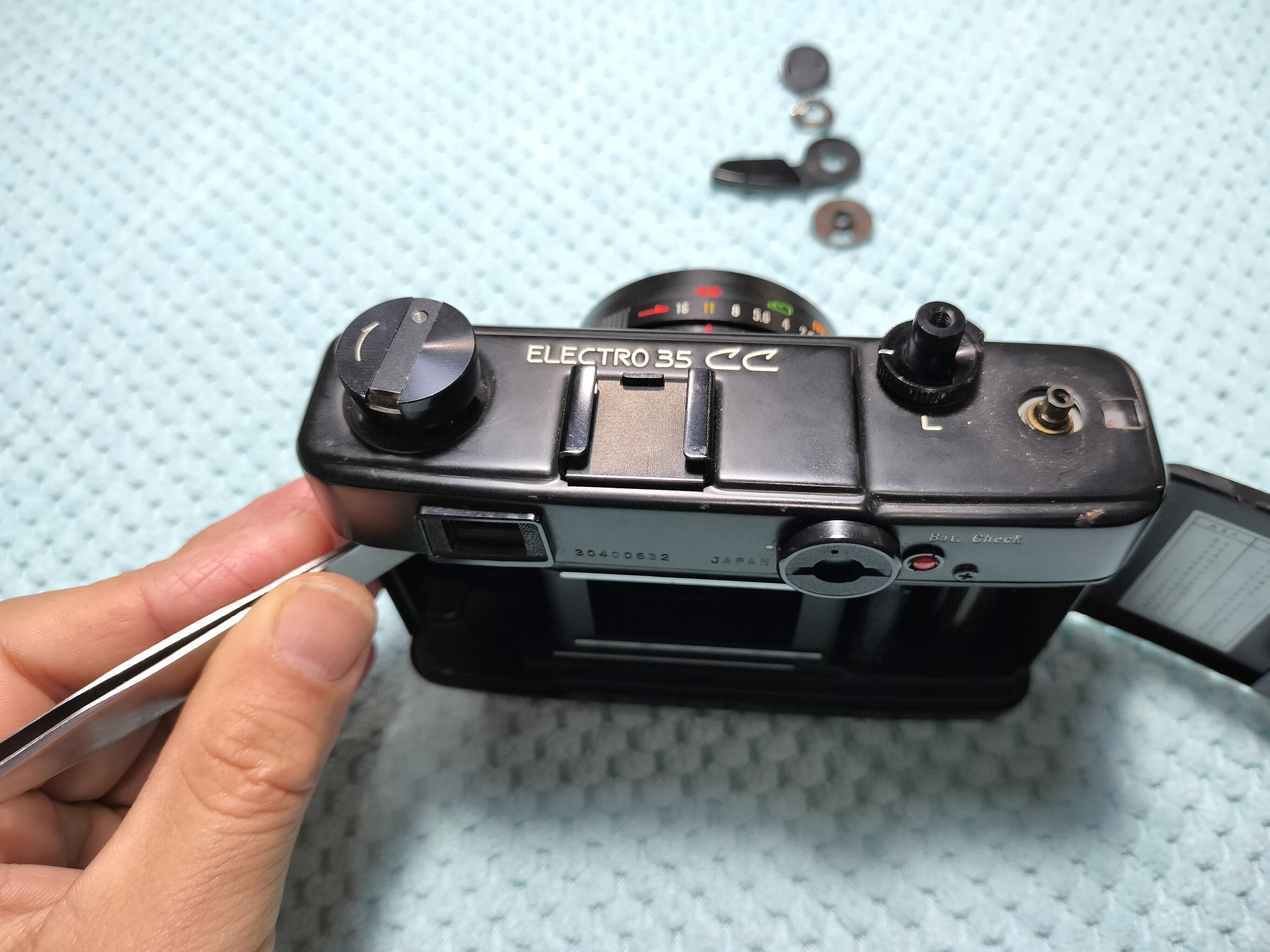 ヤシカエレクトロ35CCの分解｜フィルムカメラ修理のアクアカメラ