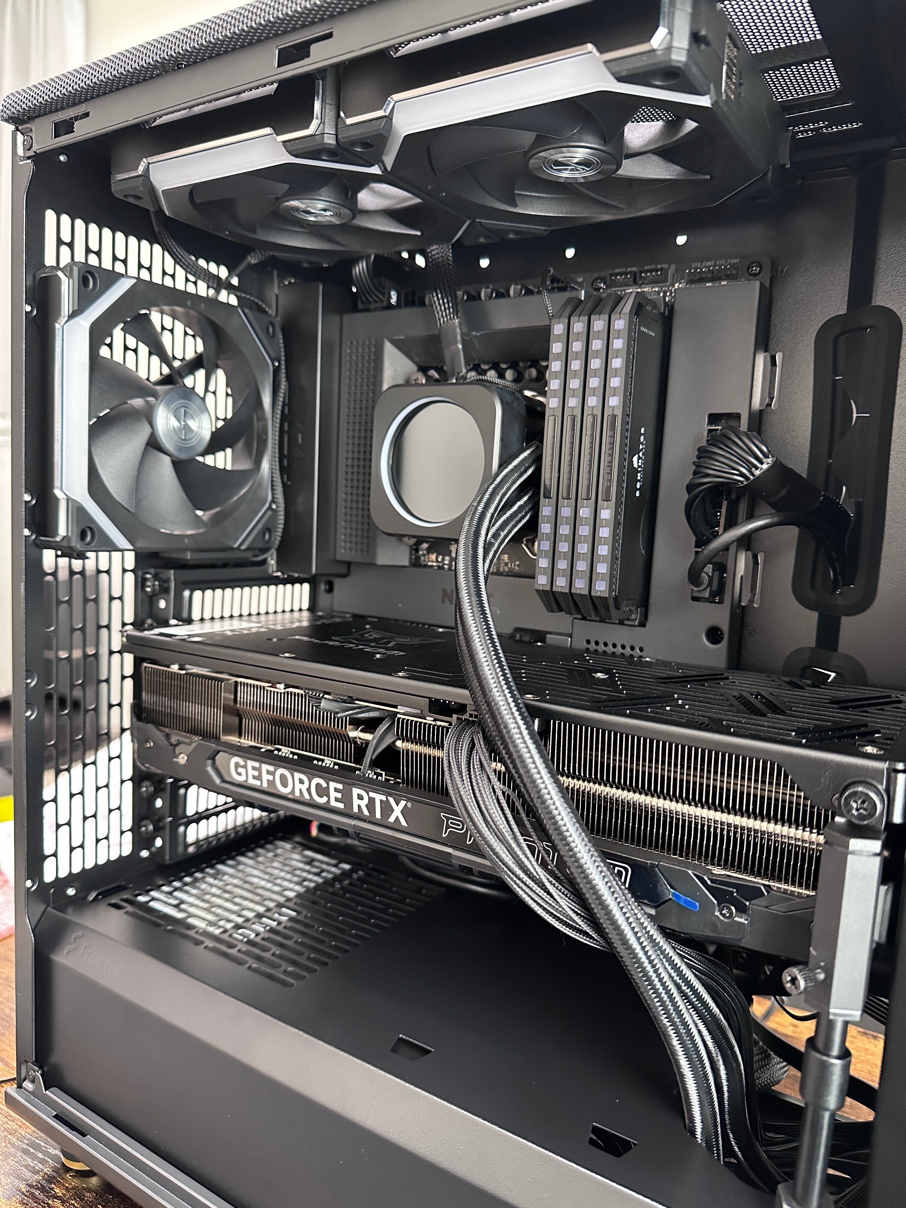 電球色でシックな大人自作PC-Fractal North-｜Dan