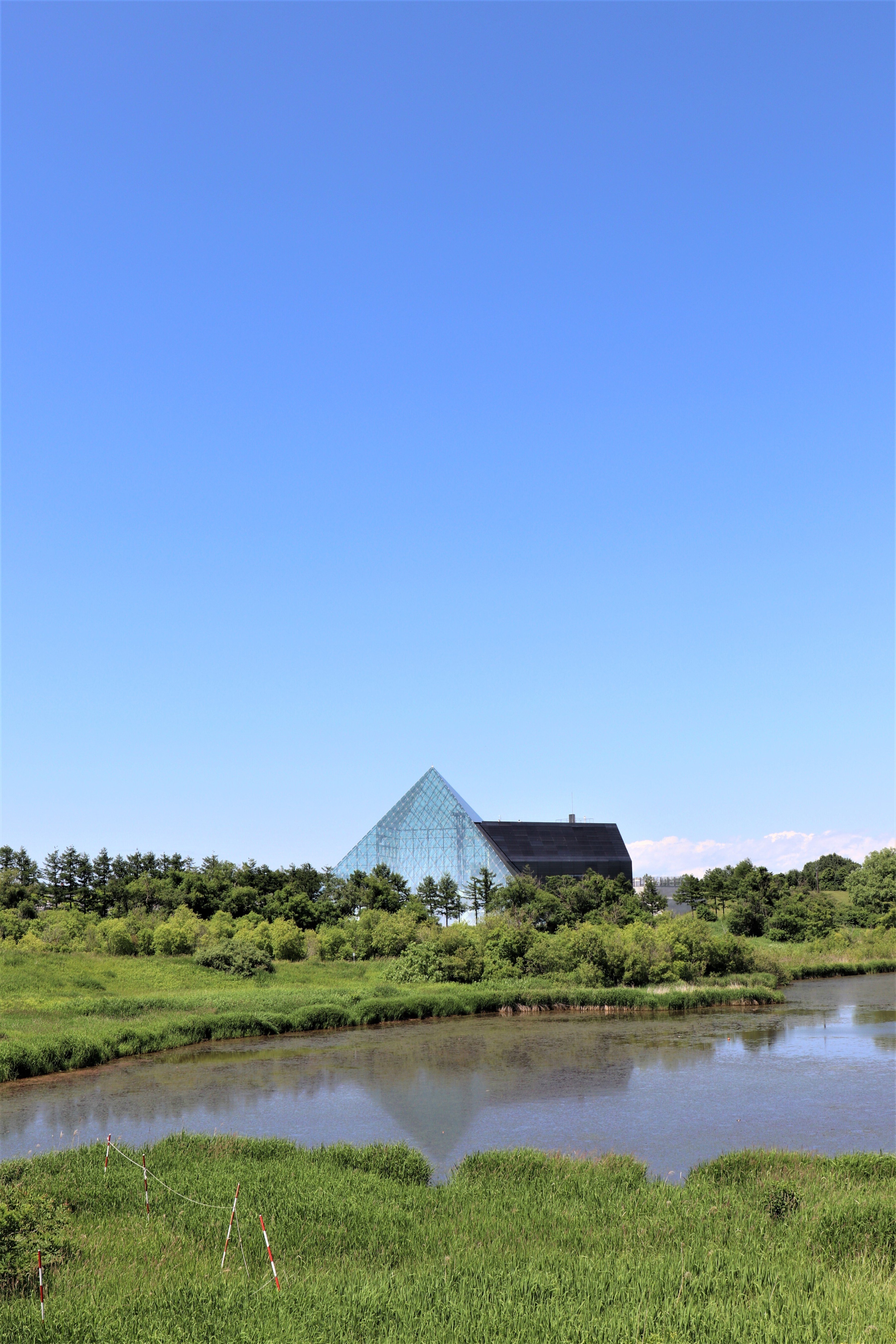モエレ沼公園③【写真】[ガラスのピラミッド] -イサム・ノグチ｜Abbey