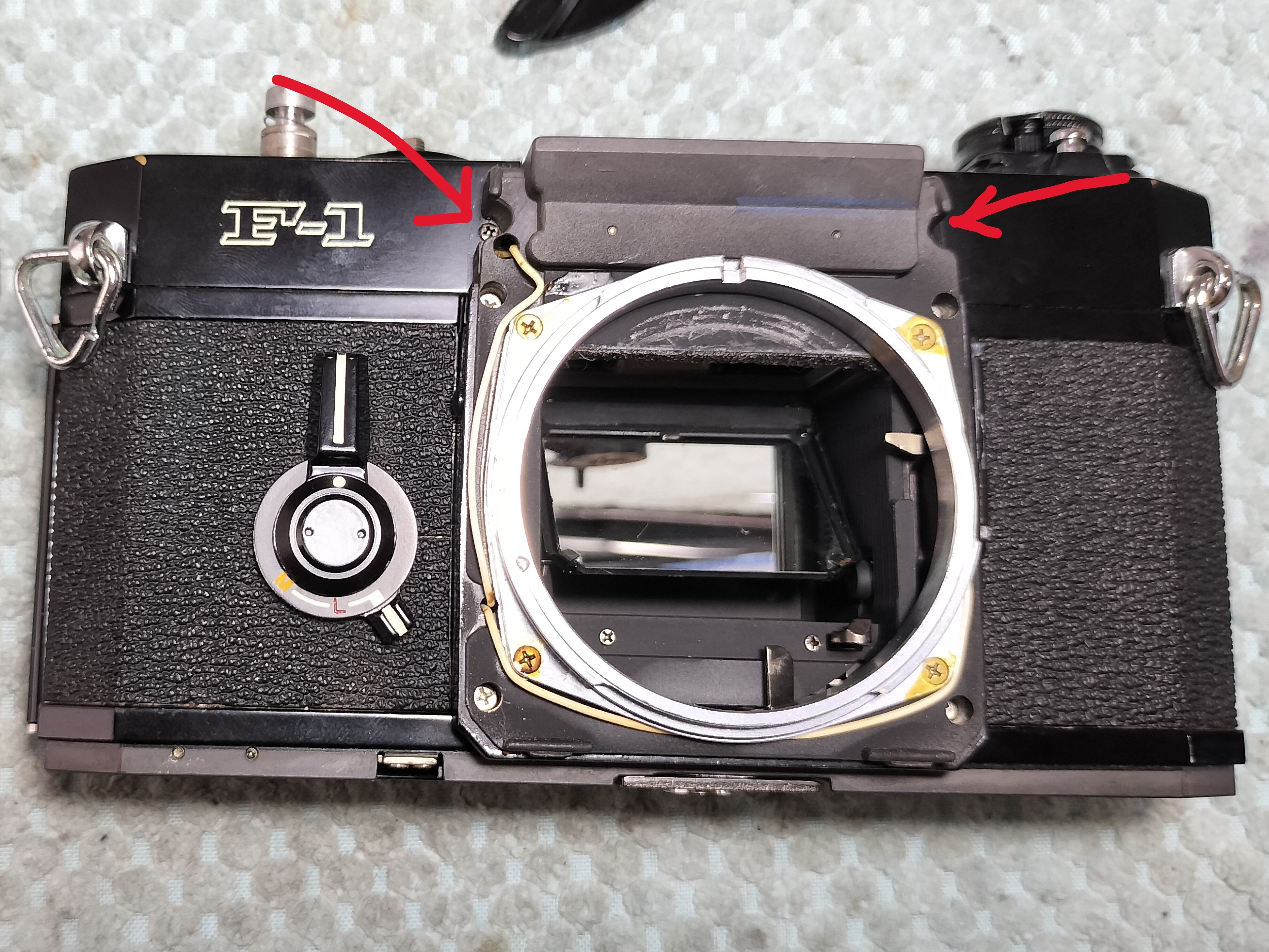 Canon F-1のトップカバー分解｜フィルムカメラ修理のアクアカメラ