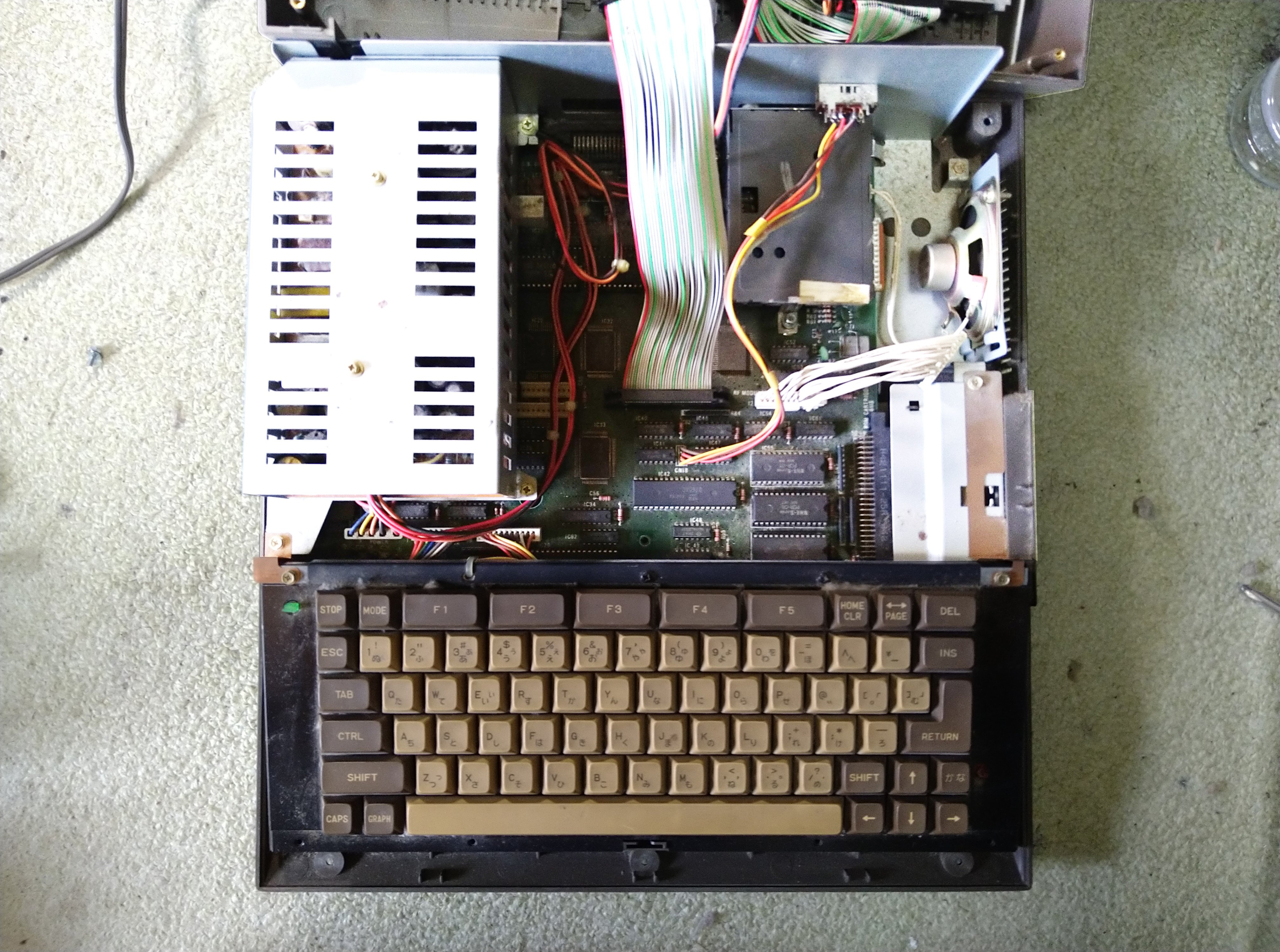 古のパソコン、PC-6601（1983年、NEC）の画面が赤みがかる症状を直した