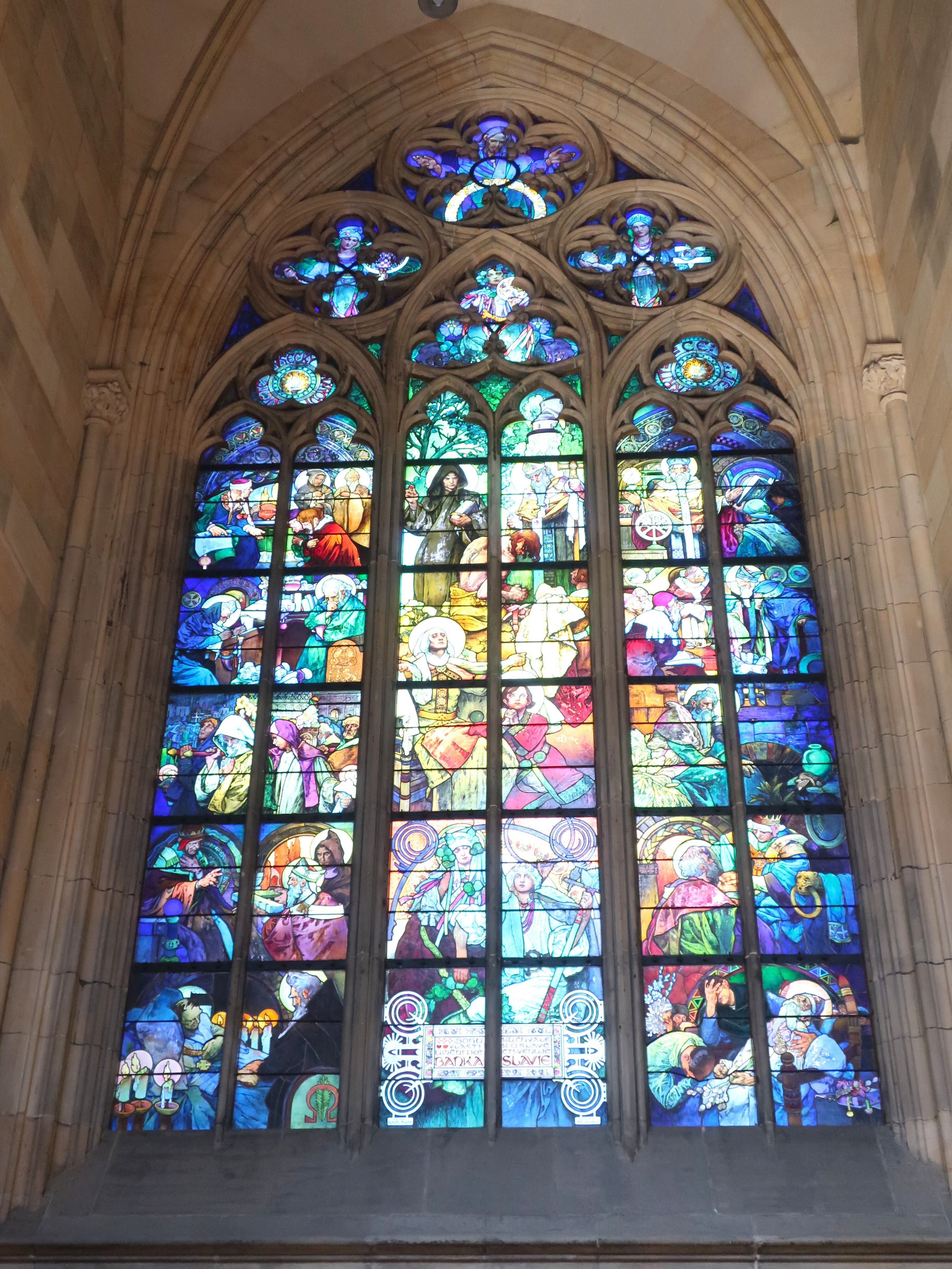 プラハ城・聖ヴィート大聖堂のステンドグラスの光の魔法！｜僧侶上田