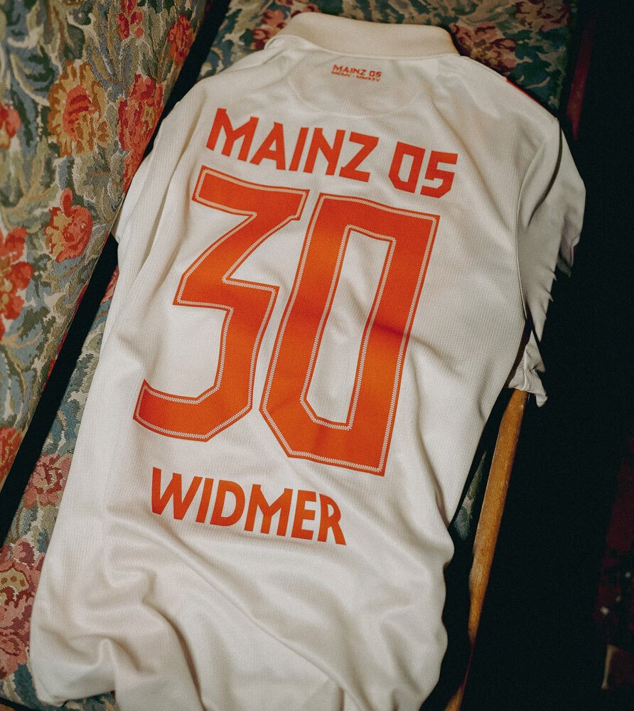 佐野海舟のマインツ、120周年ユニフォームが登場 いつもと違う