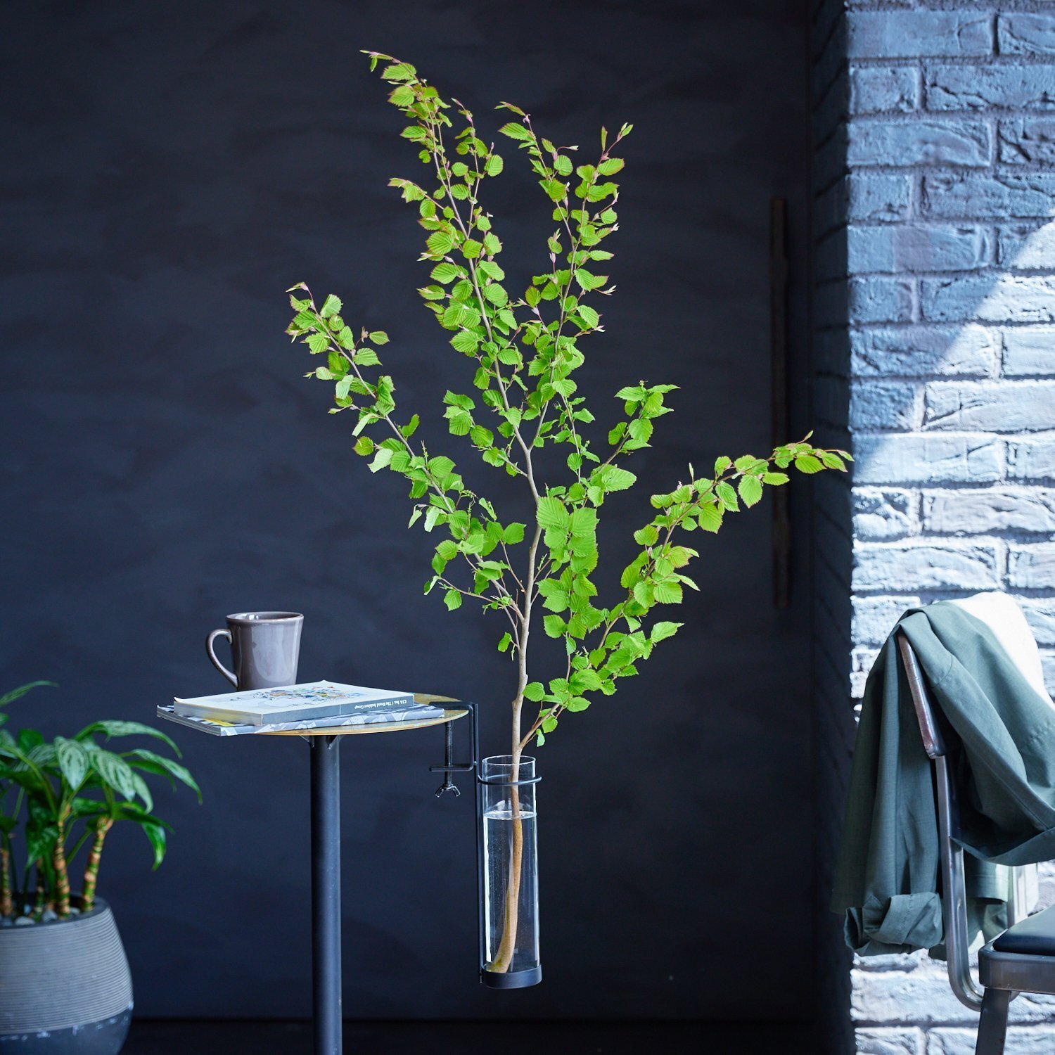 季節のうつろいを日常に。「EDA VASE」が叶える、新しい枝ものの飾り方