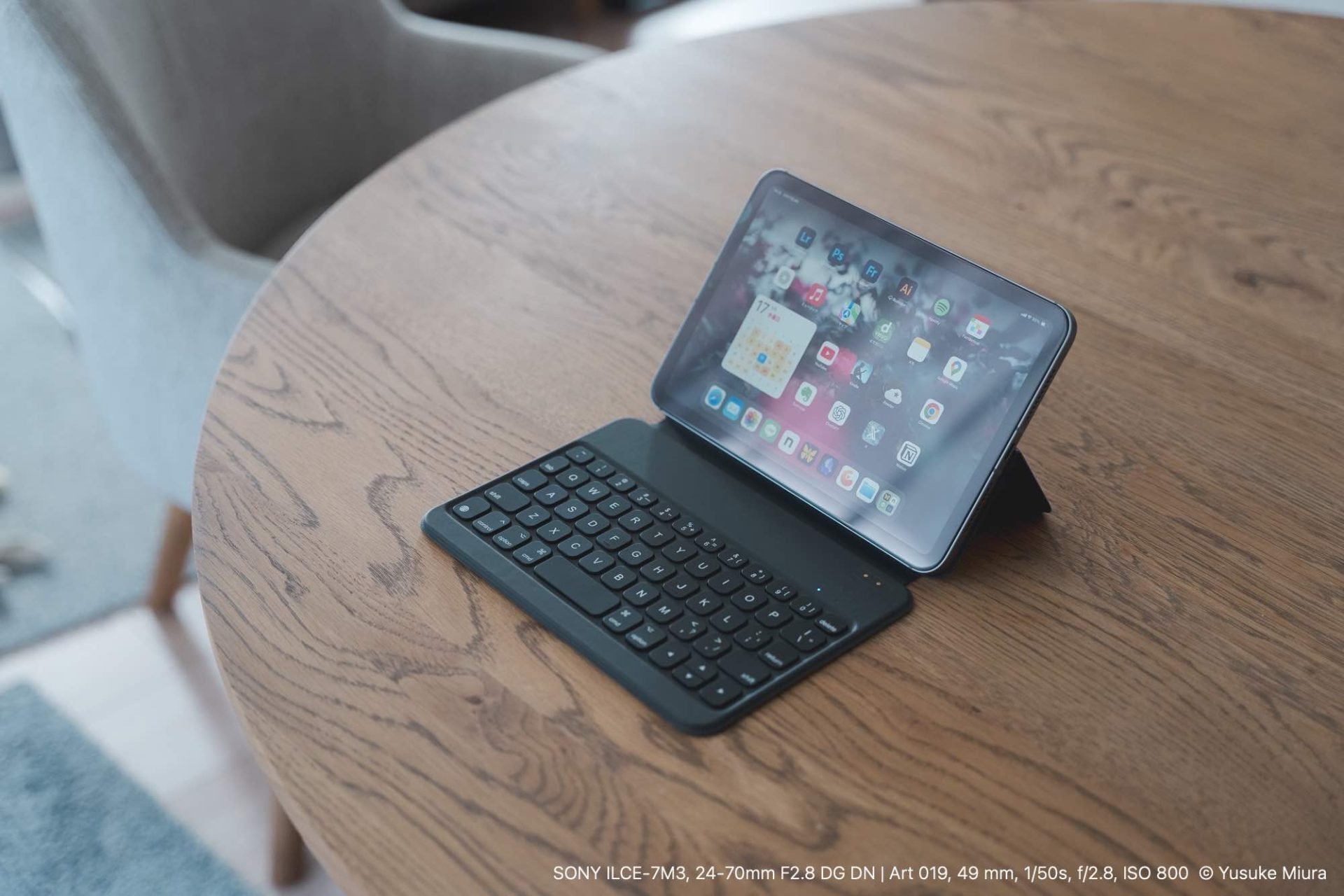 Apple純正じゃないのに、この完成度。iPad mini用キーボードケースの