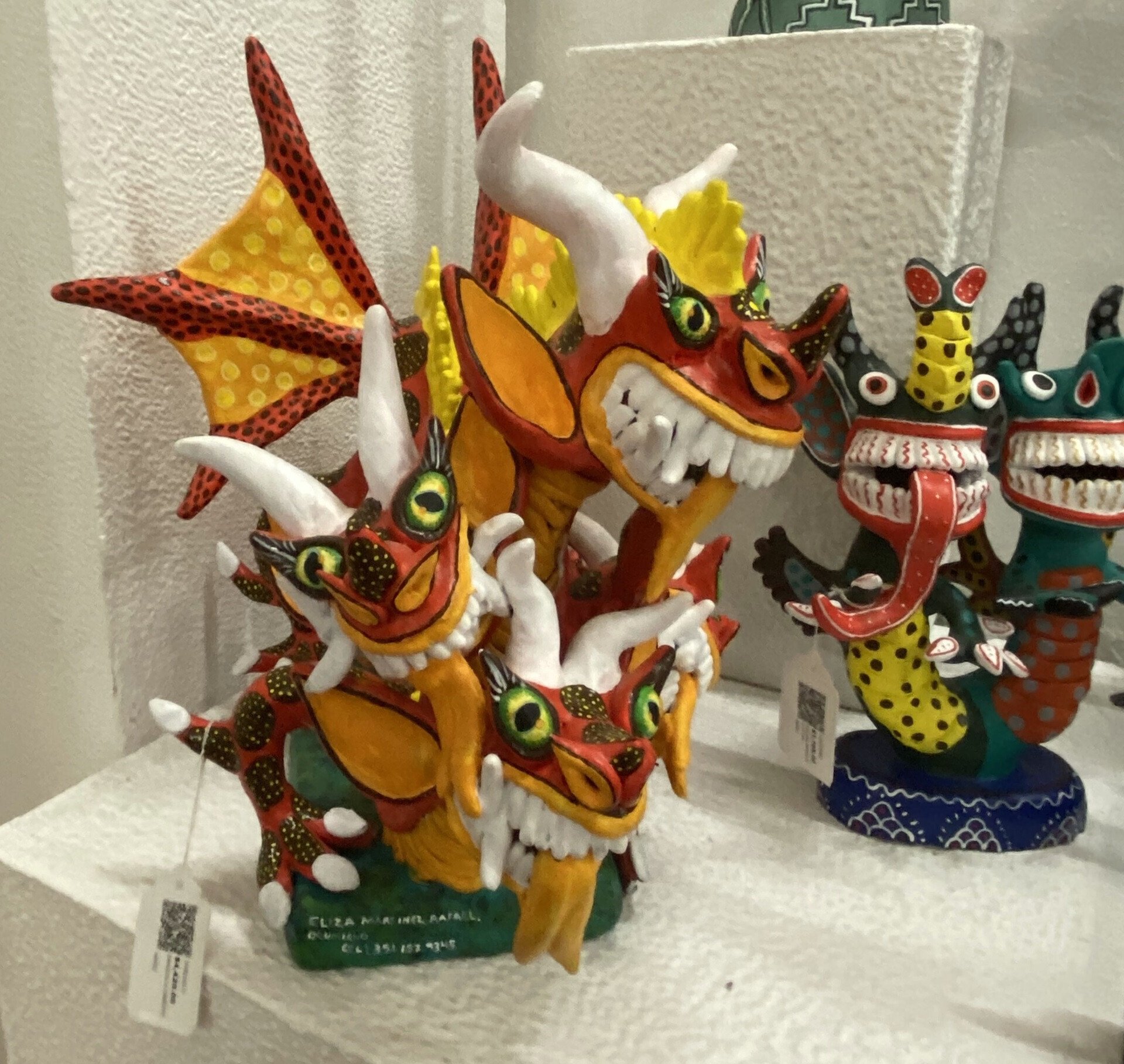 メキシコ、プレぺチャ文化のカラフルなアレブリヘス オブジェ｜河辺