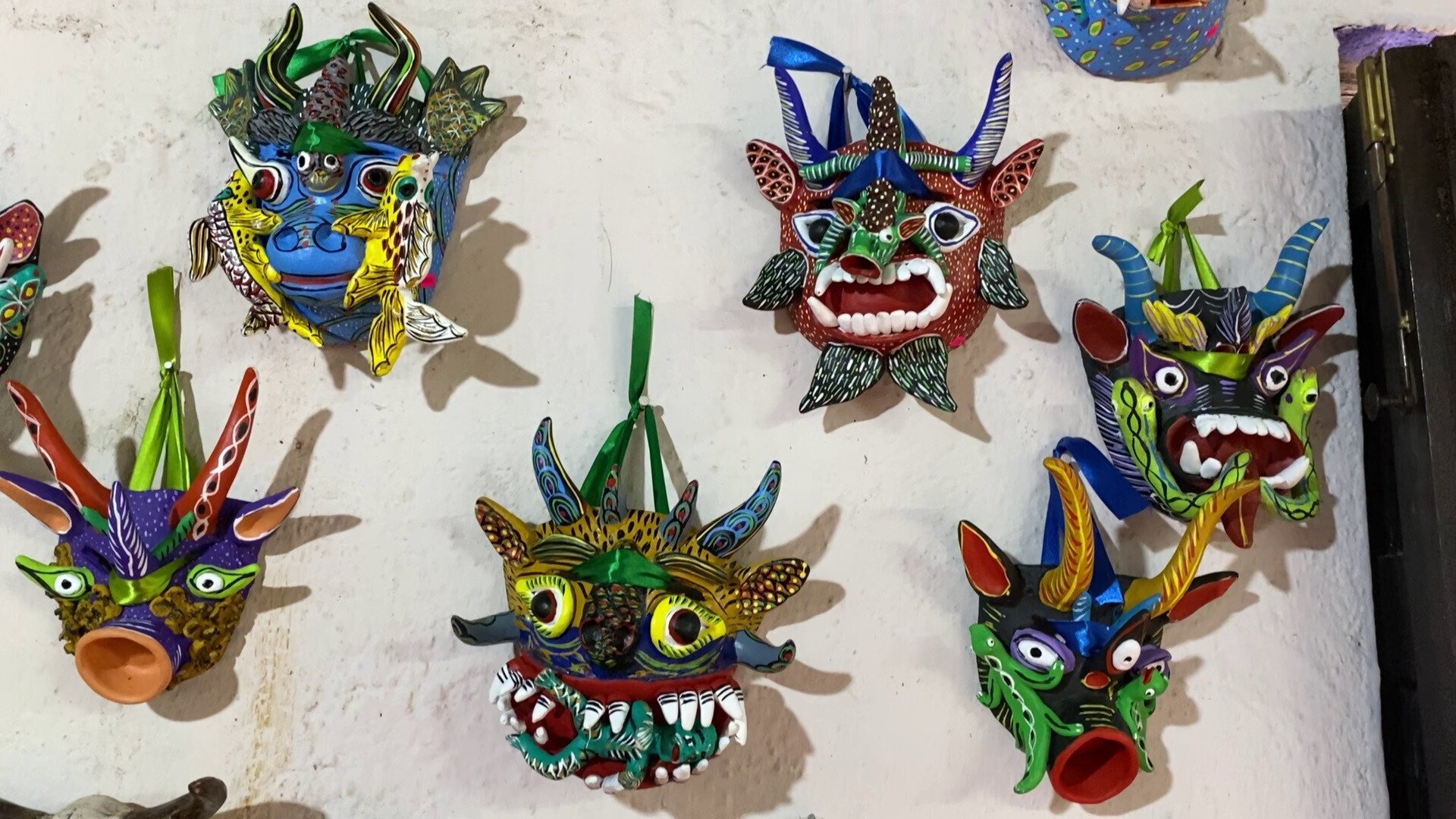 メキシコ、プレぺチャ文化のカラフルなアレブリヘス オブジェ｜河辺