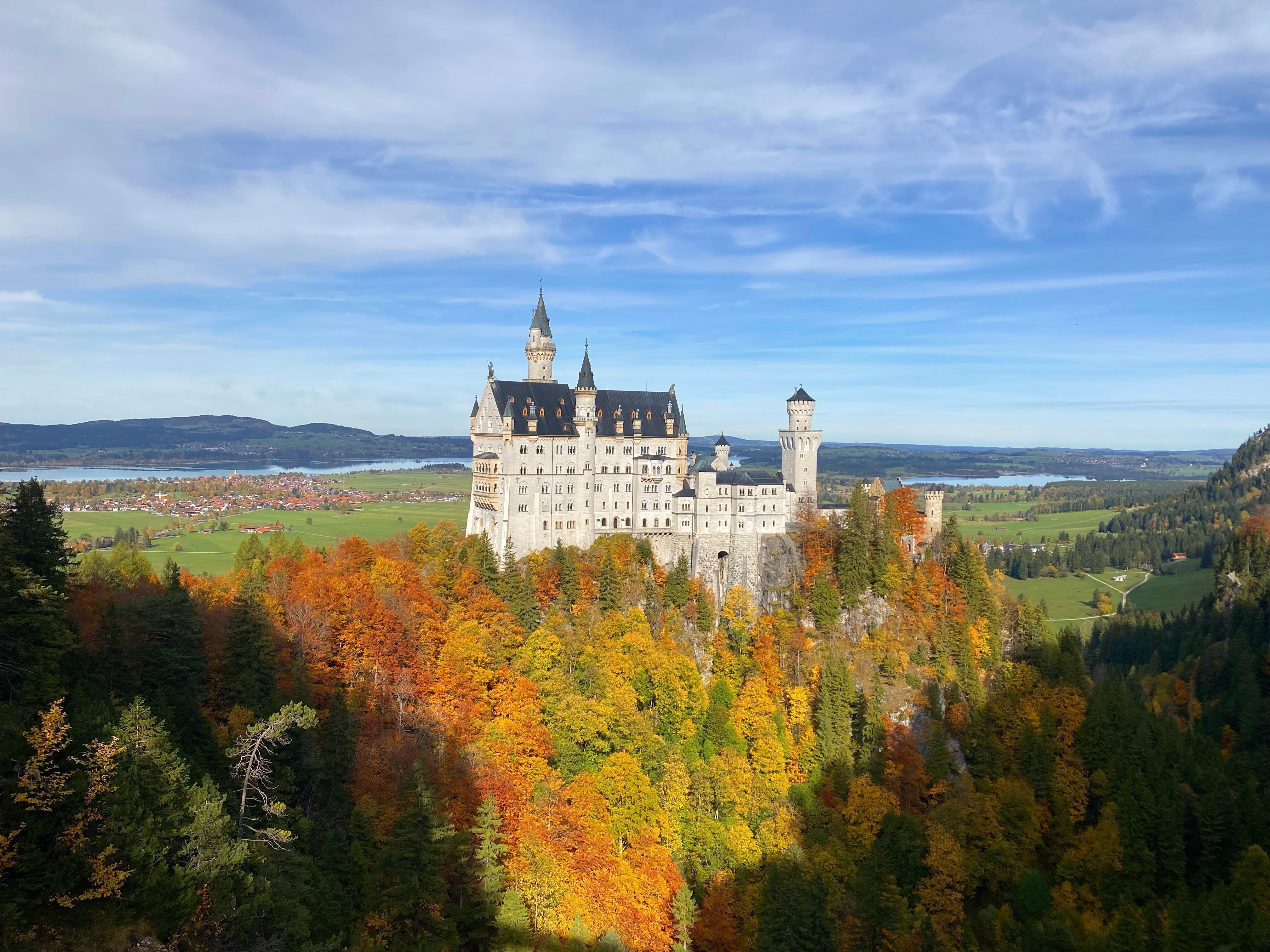 ドイツ周遊】秋めくアルプスの麓に佇む白鳥の孤城・ノイシュヴァン