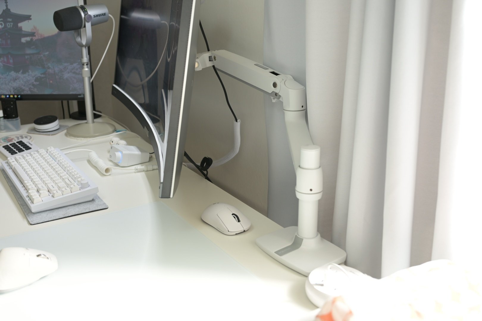 デスクツアー2024】白デスク｜ゲームもクリエイティブな作業もしたい
