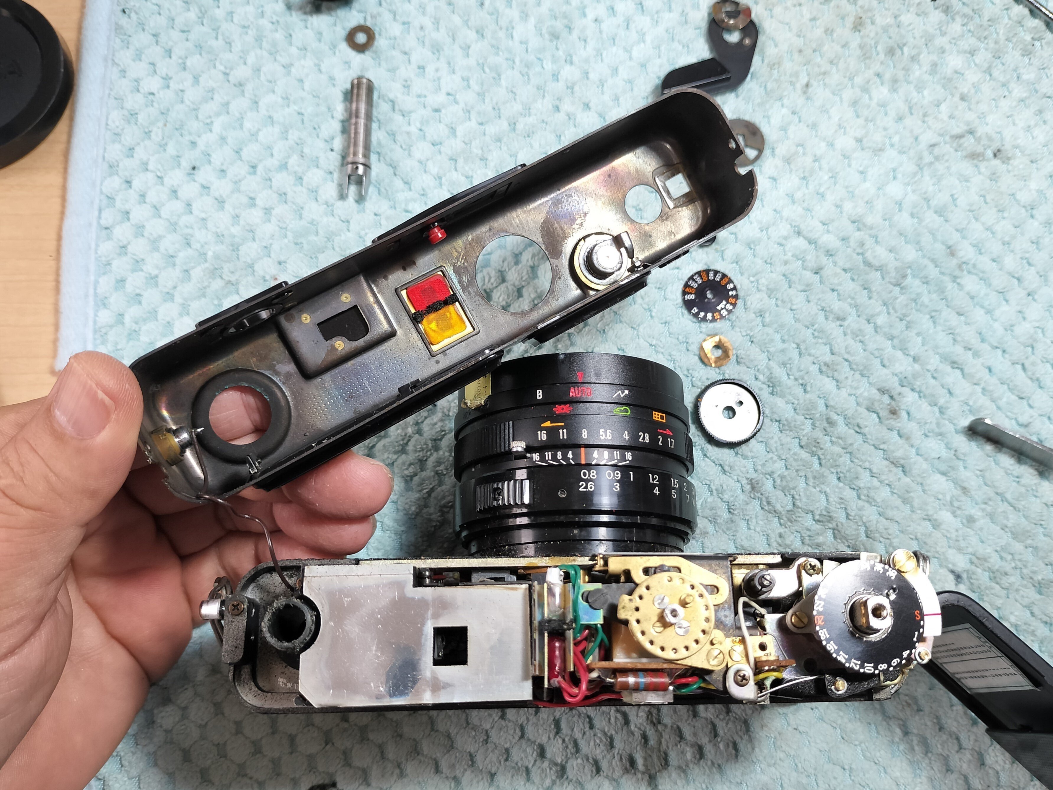 ヤシカエレクトロ35GTの分解｜フィルムカメラ修理のアクアカメラ
