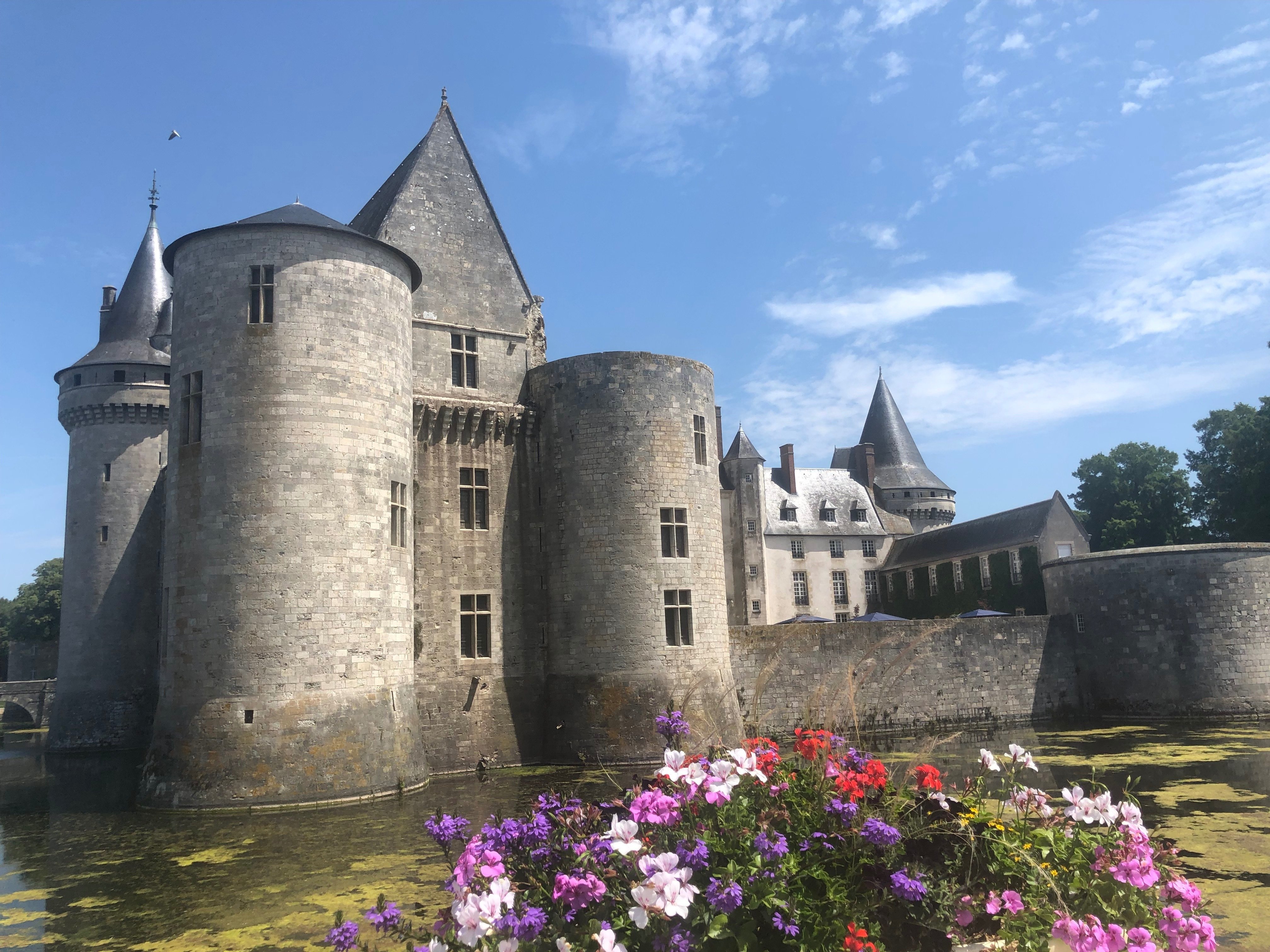 仏ロワール渓谷で気温30度の中、お城、お城とツーリング、暑い