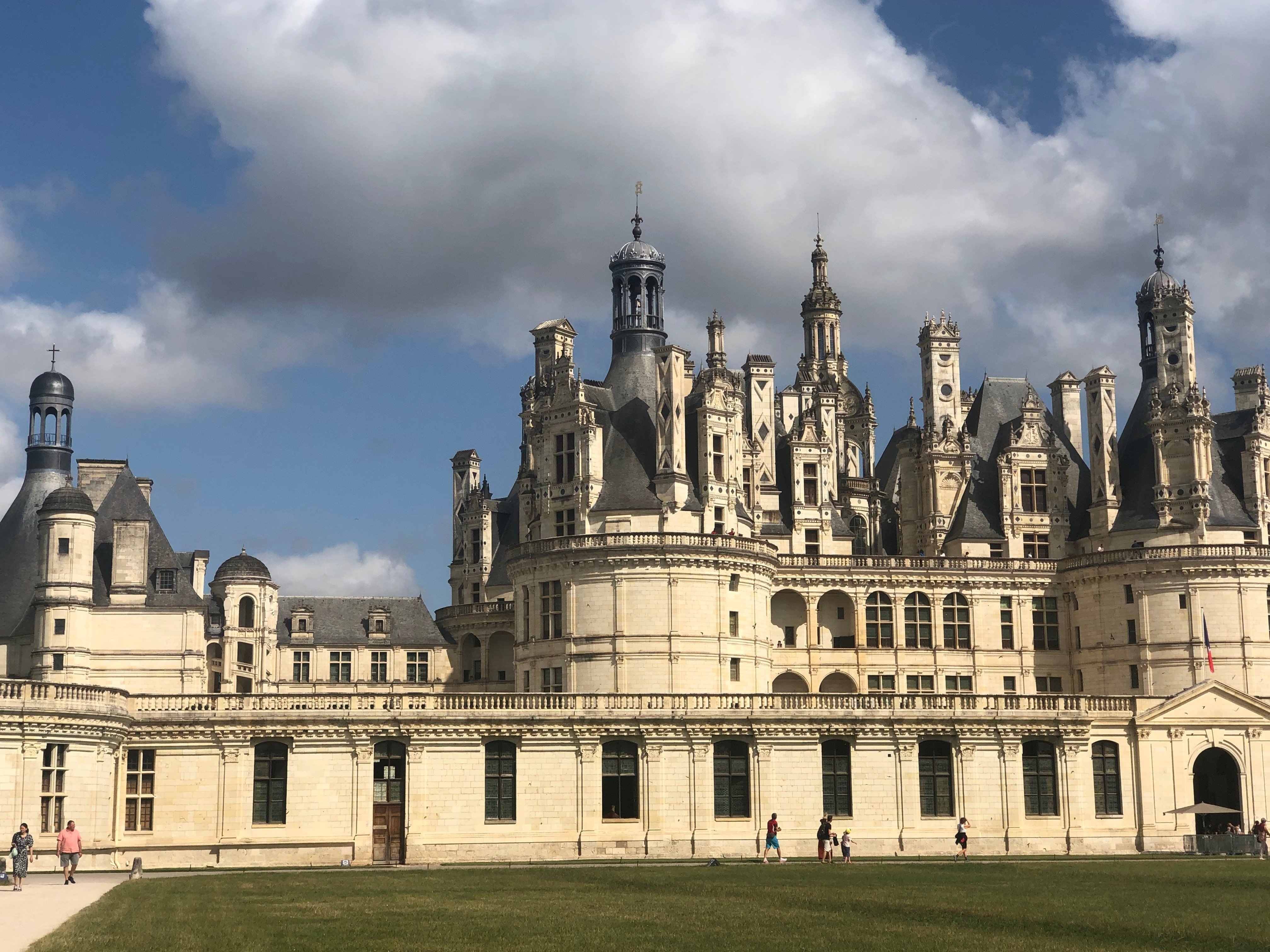 仏ロワール渓谷で気温30度の中、お城、お城とツーリング、暑い